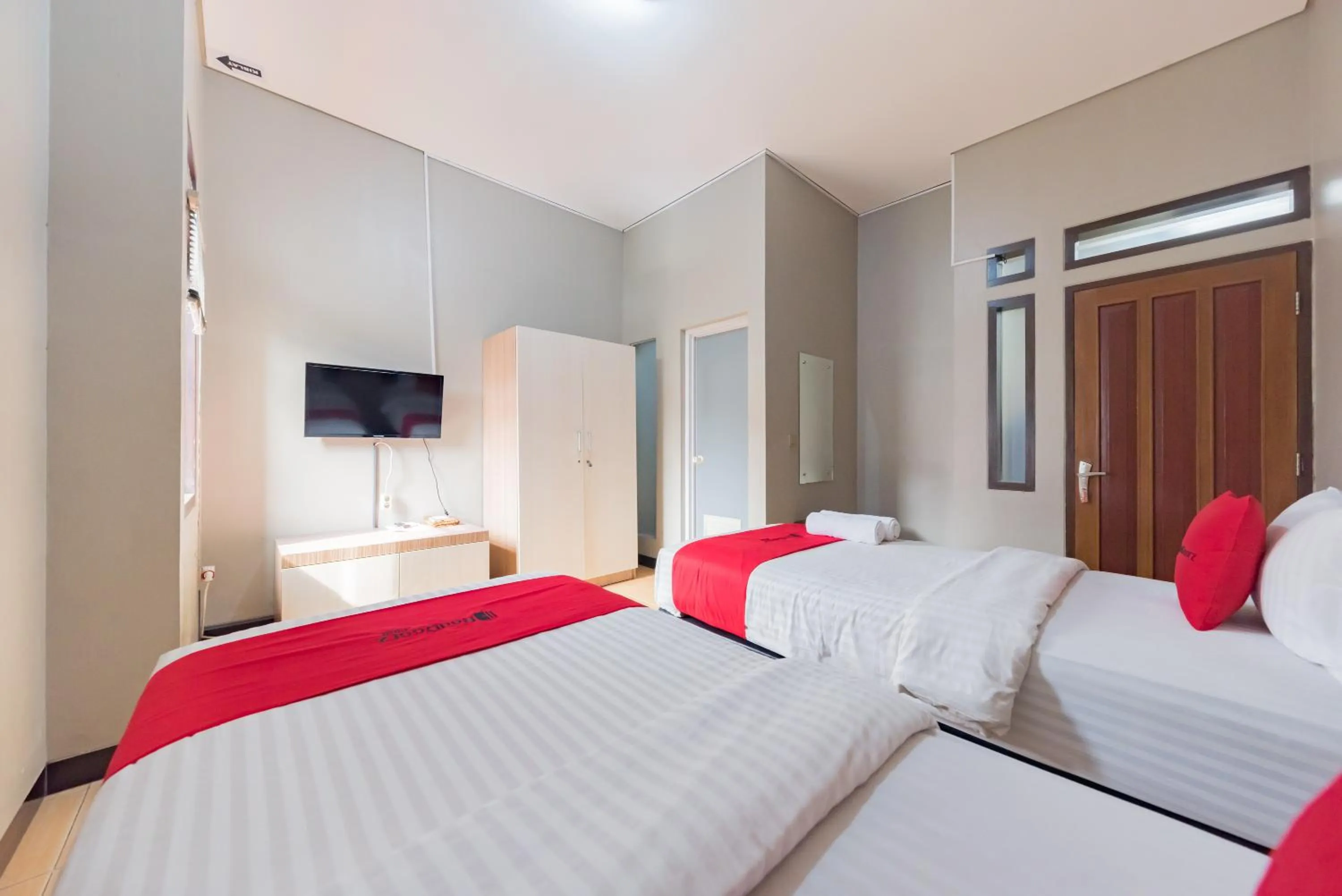 TV and multimedia, Bed in RedDoorz Syariah near Politeknik Negeri Bandung Campus