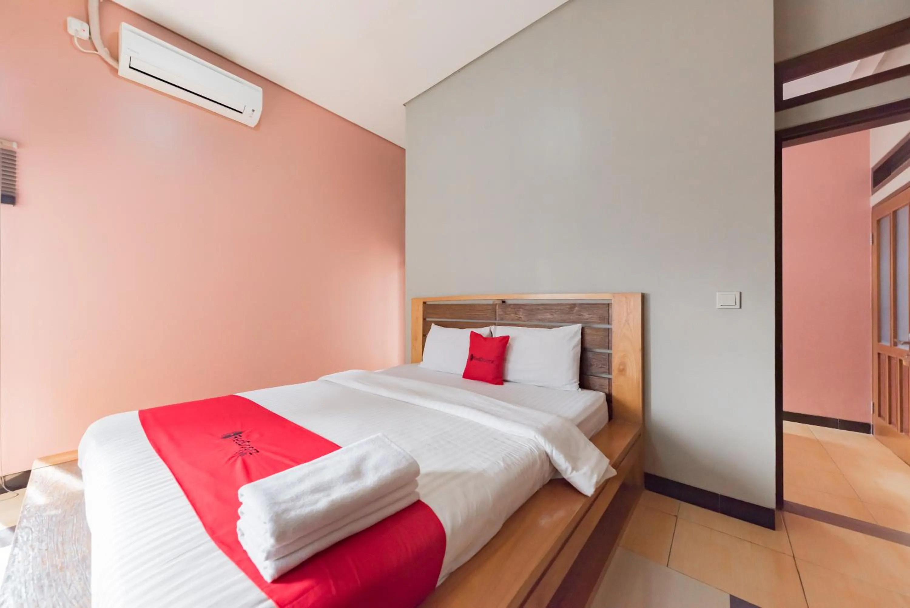 Bedroom, Bed in RedDoorz Syariah near Politeknik Negeri Bandung Campus