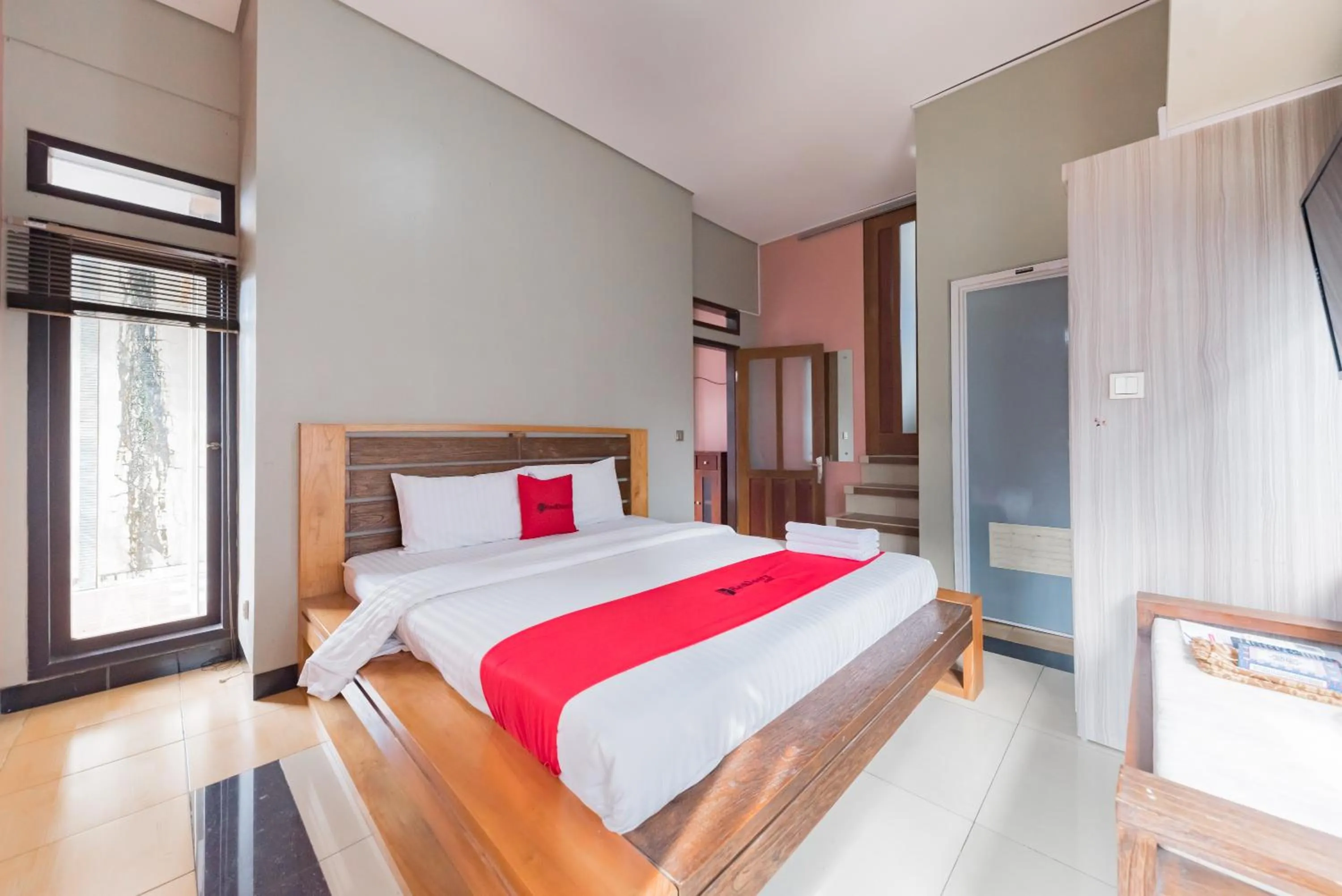 Bedroom, Bed in RedDoorz Syariah near Politeknik Negeri Bandung Campus