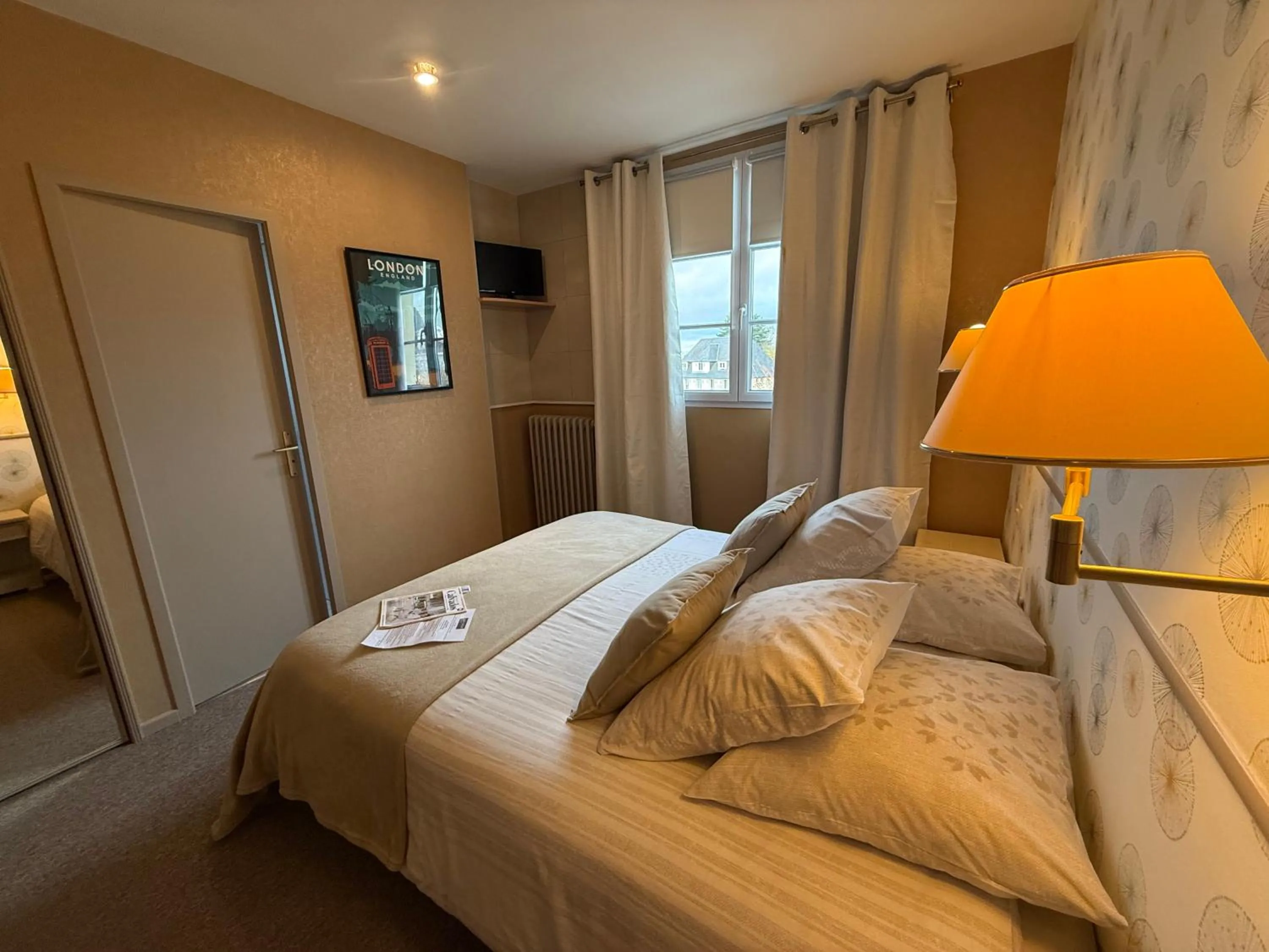 Bed in Les 3 rois by YY