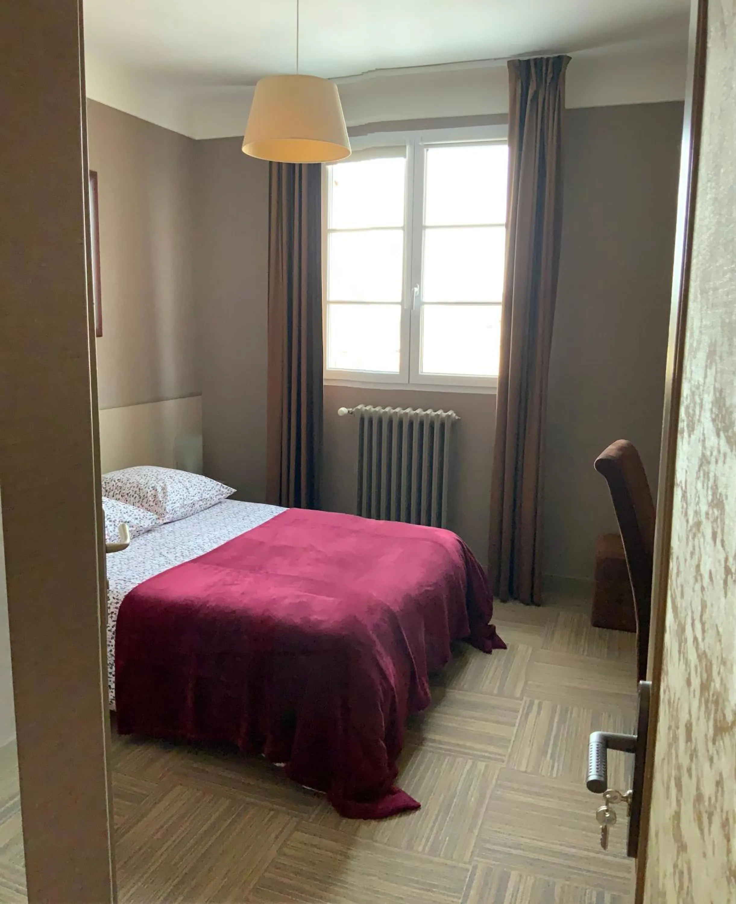 Bed in Les 3 rois by YY