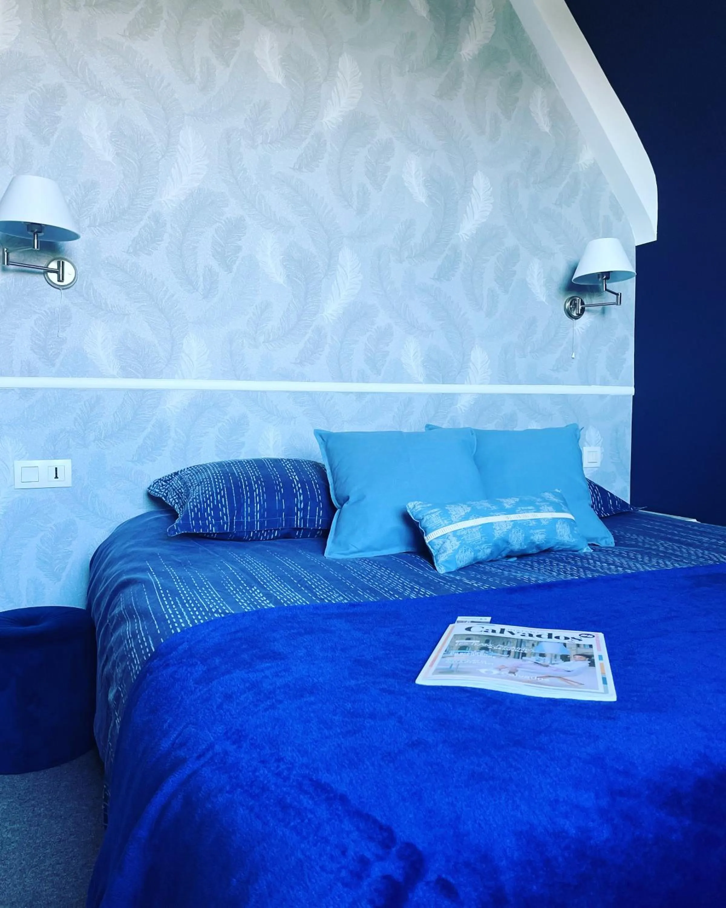 Bed in Les 3 rois by YY