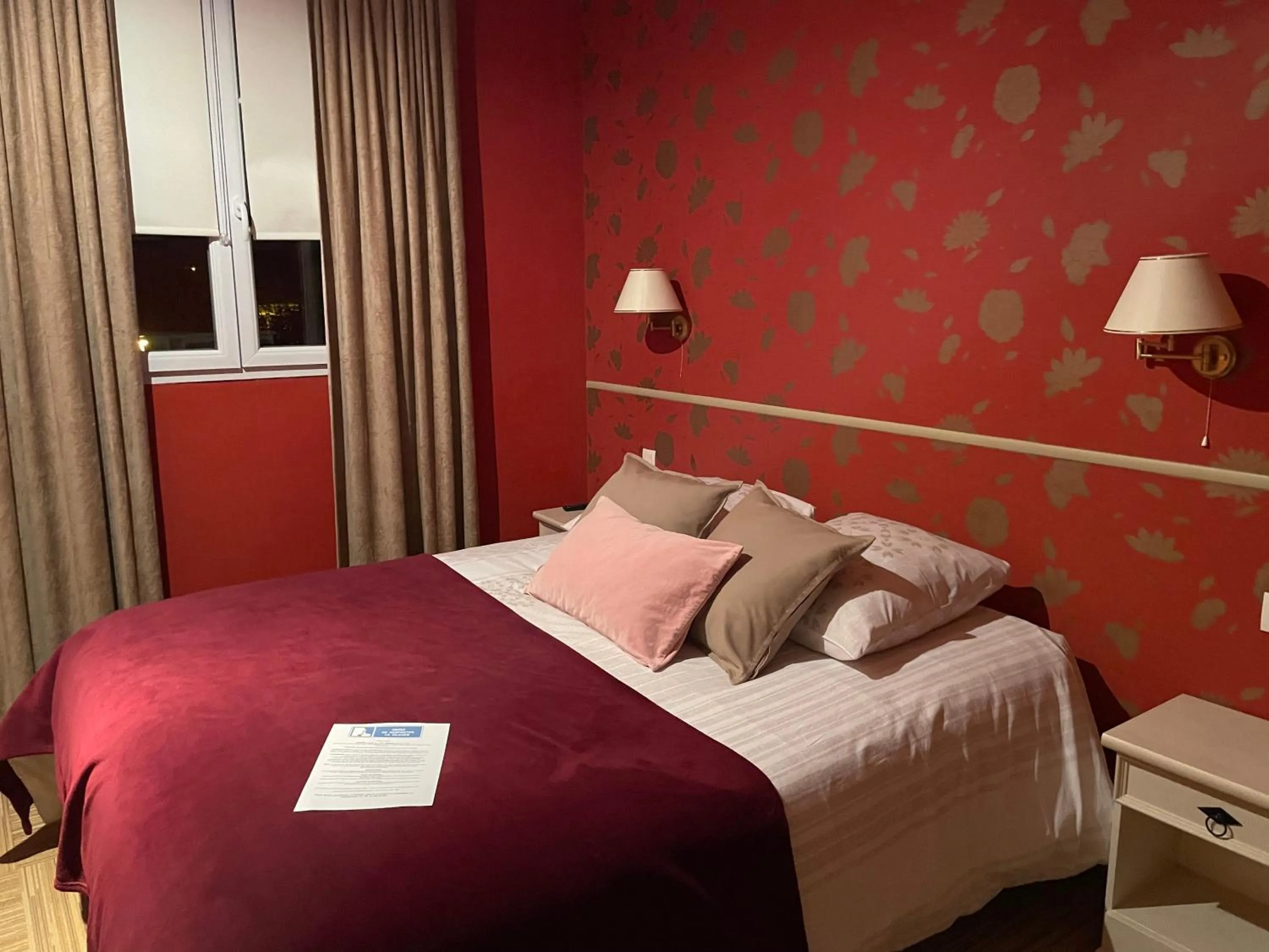 Bed in Les 3 rois by YY