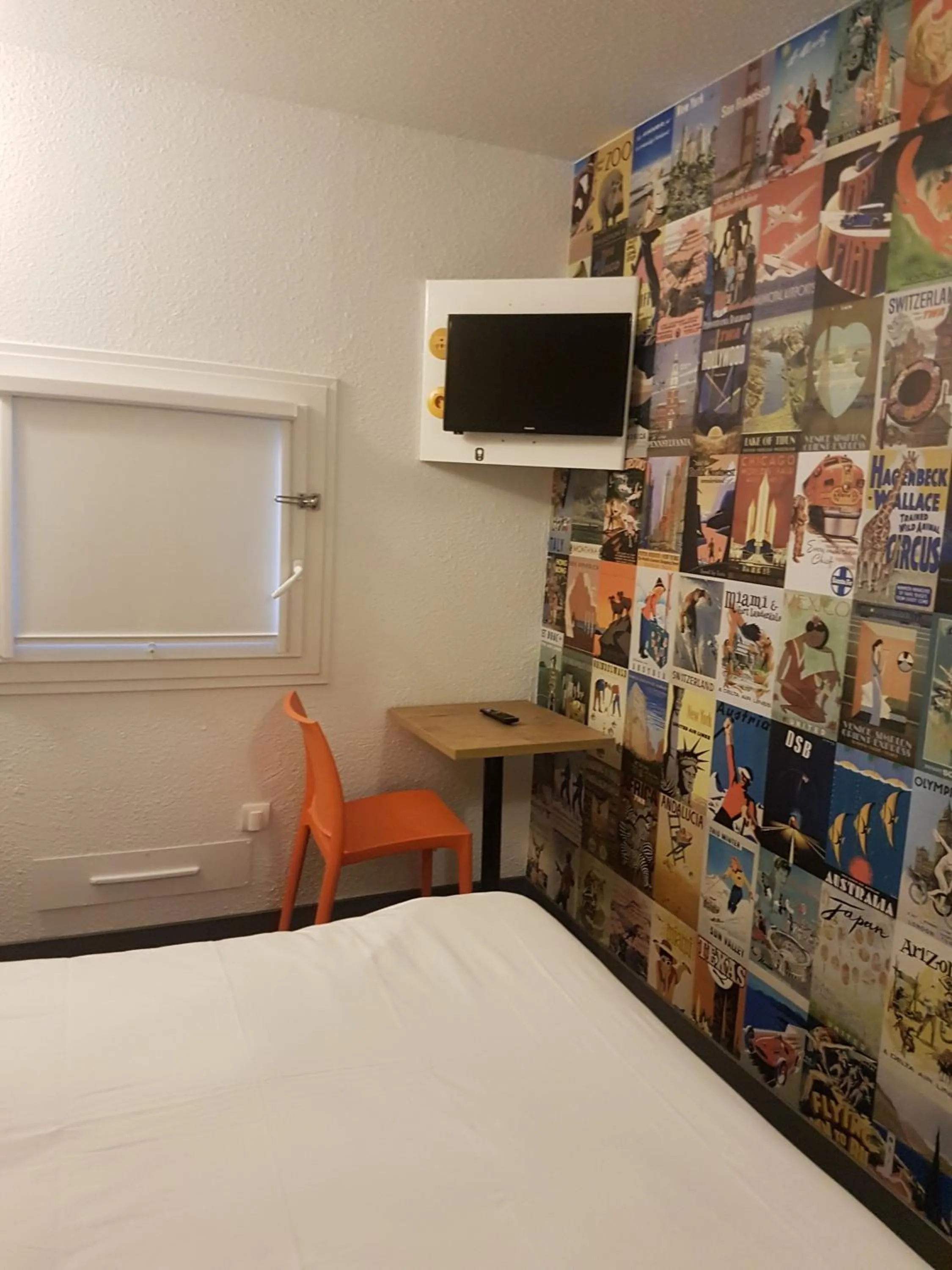 Decorative detail, Bed in hotelF1 Lyon Saint Priest