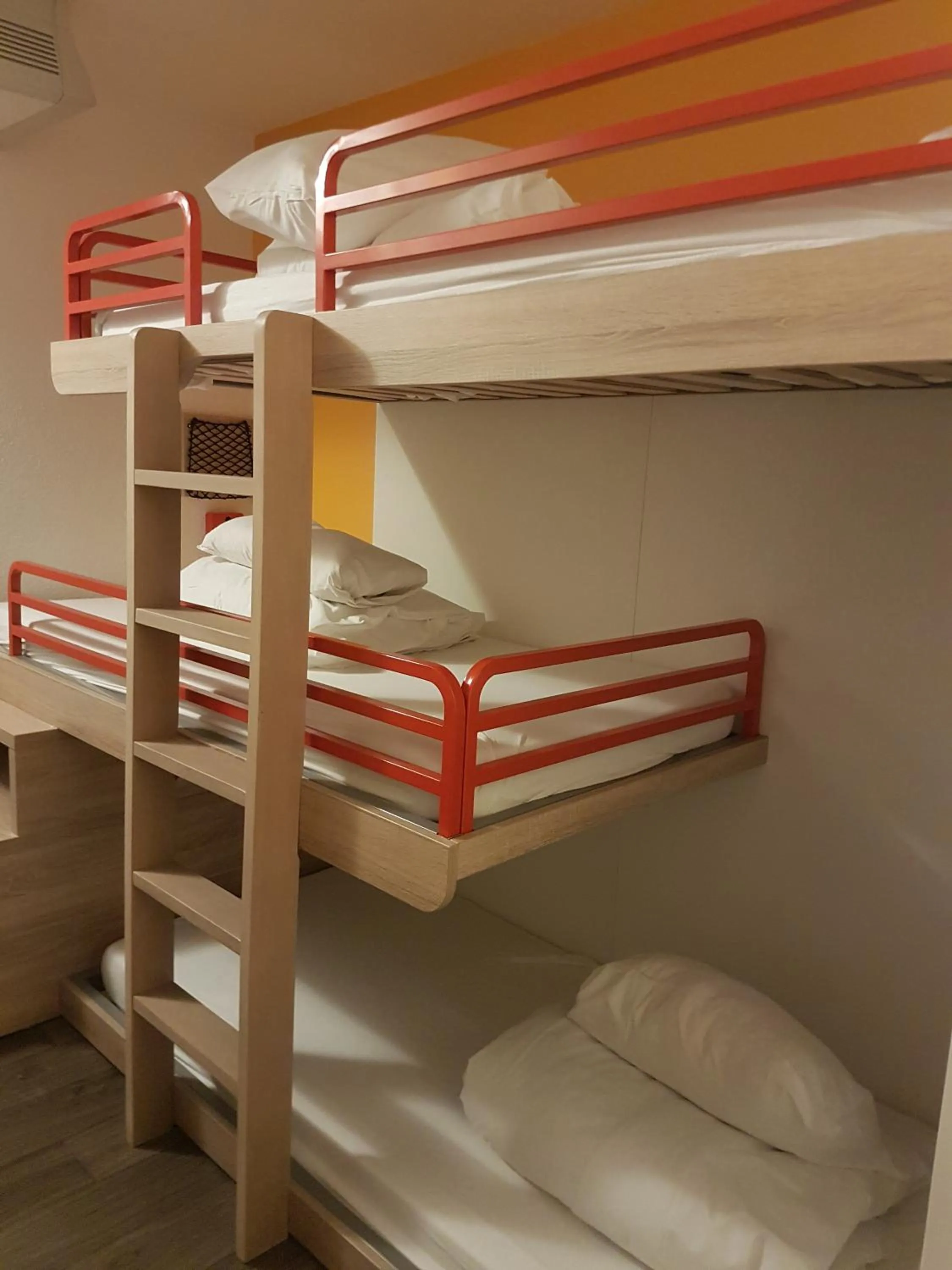 bunk bed, Bed in hotelF1 Lyon Saint Priest