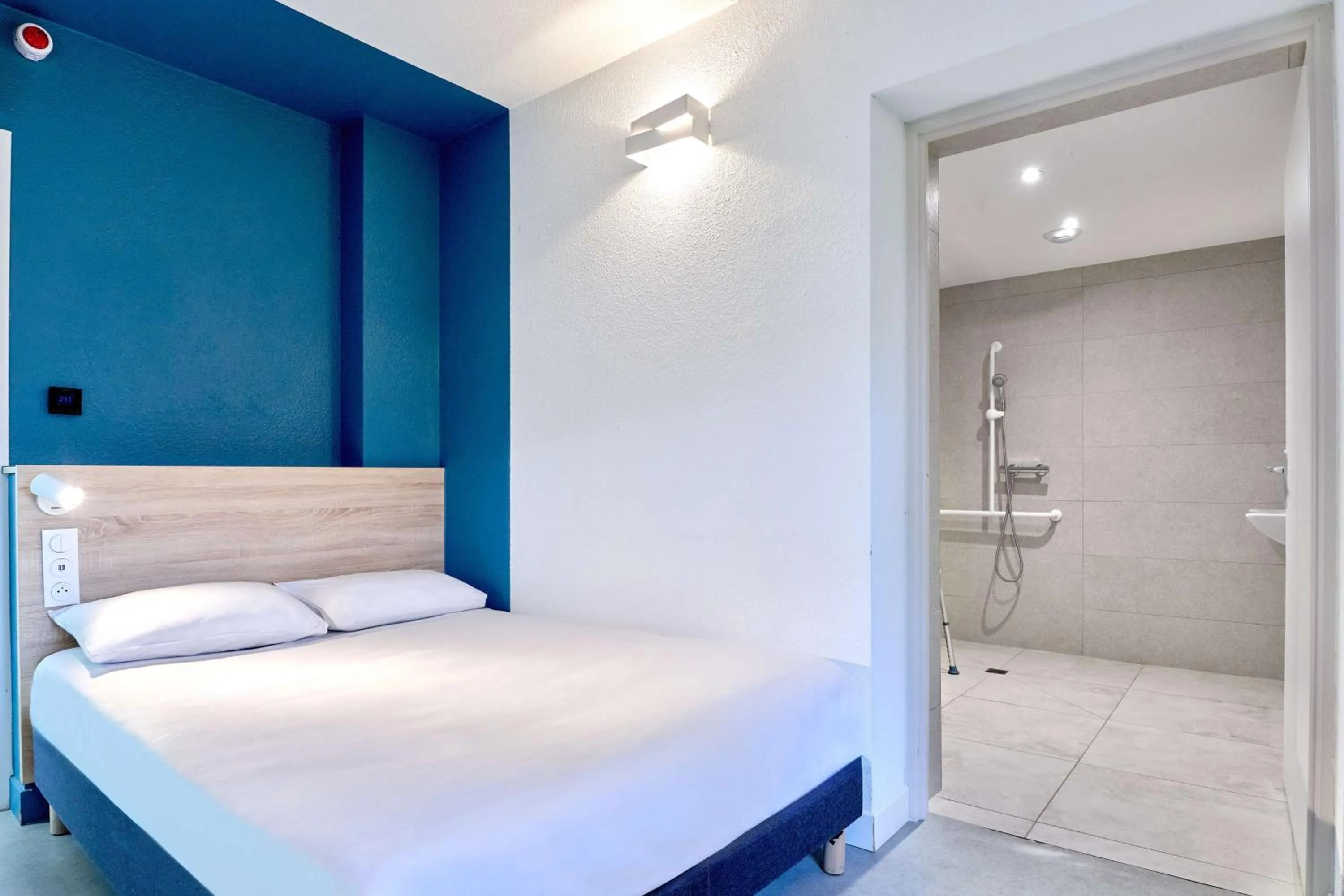 Bedroom, Bed in Kyriad Direct Dijon Sud - Chenove