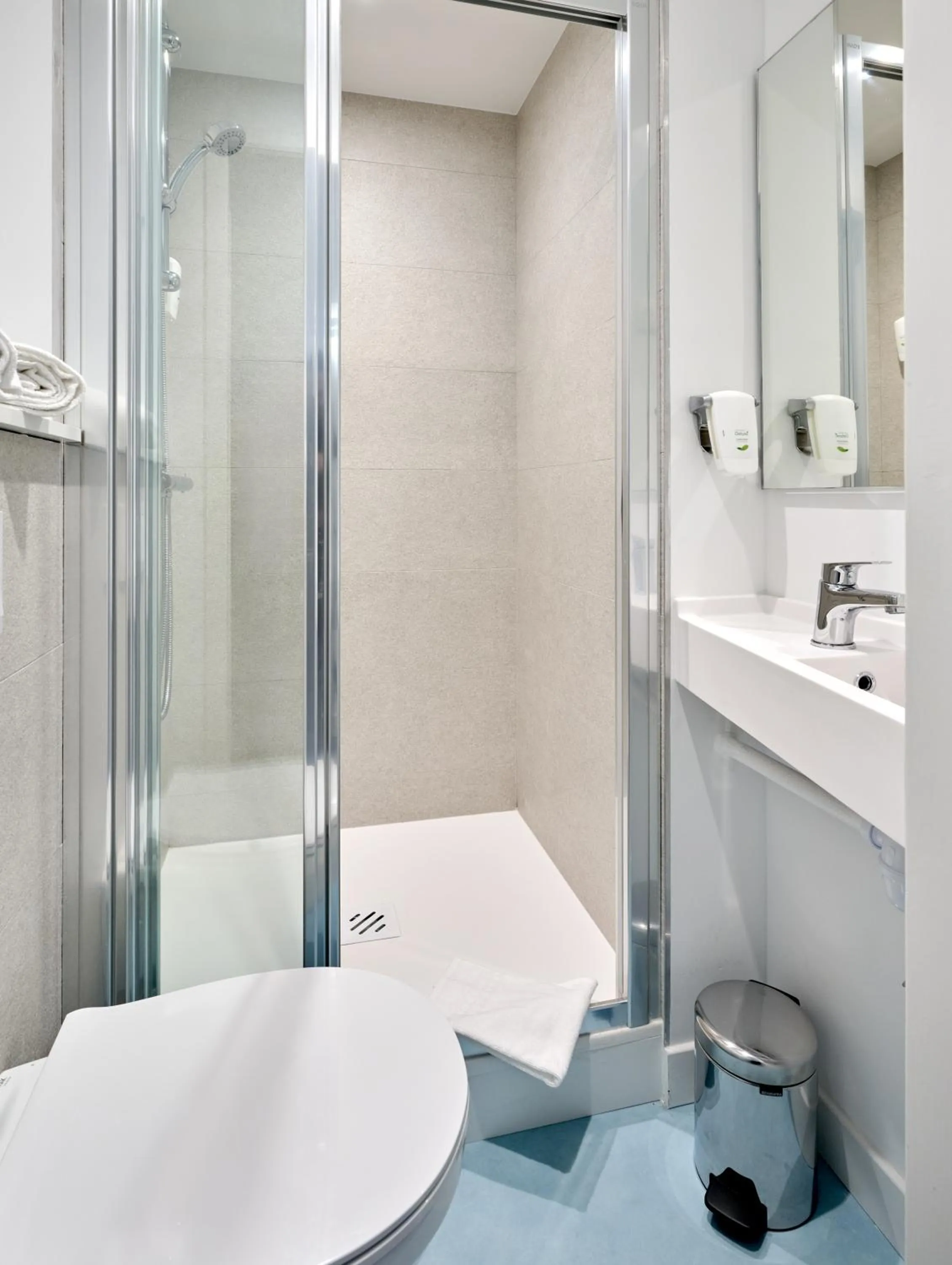 Bathroom in Kyriad Direct Dijon Sud - Chenove