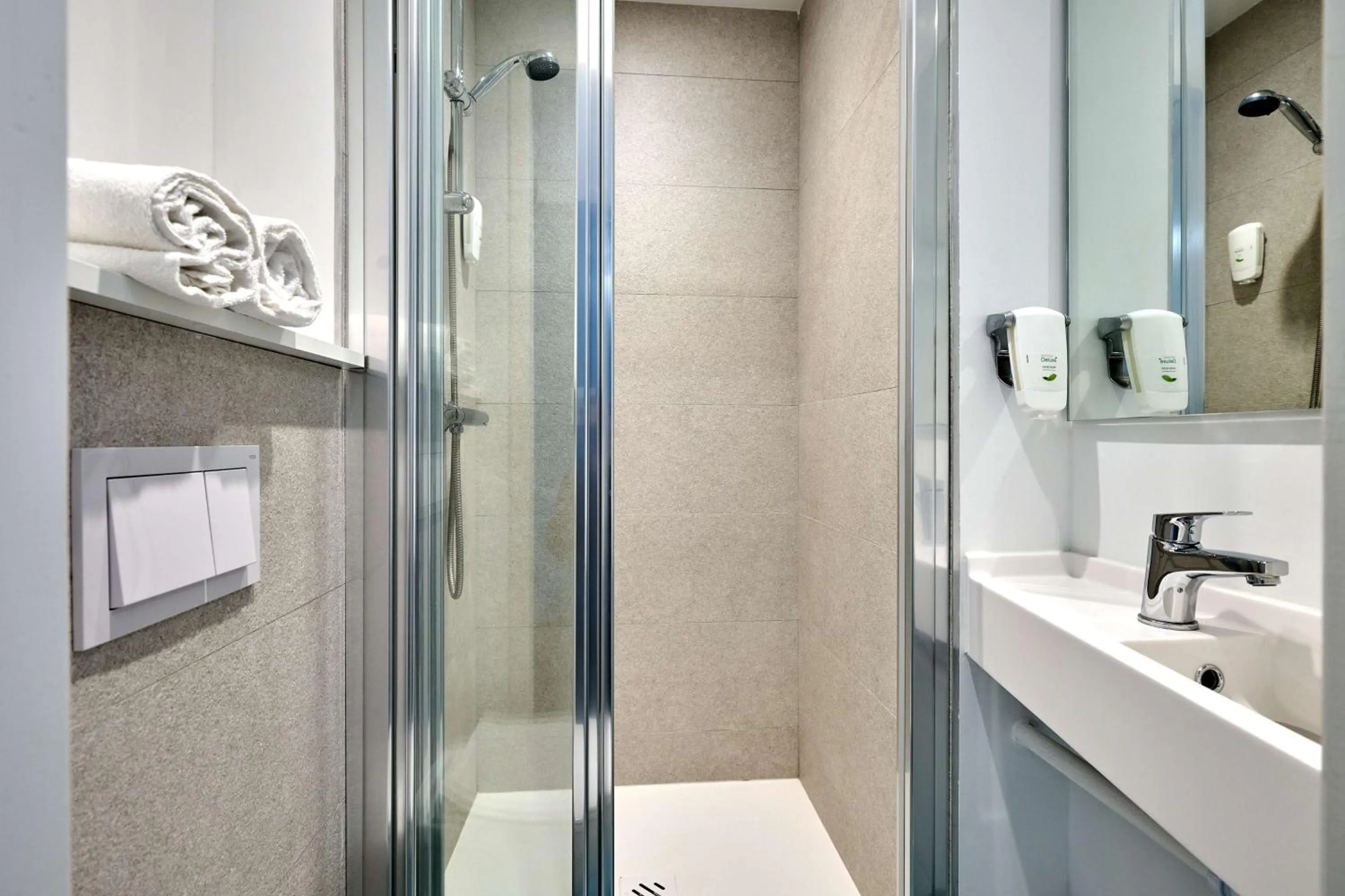 Bathroom in Kyriad Direct Dijon Sud - Chenove