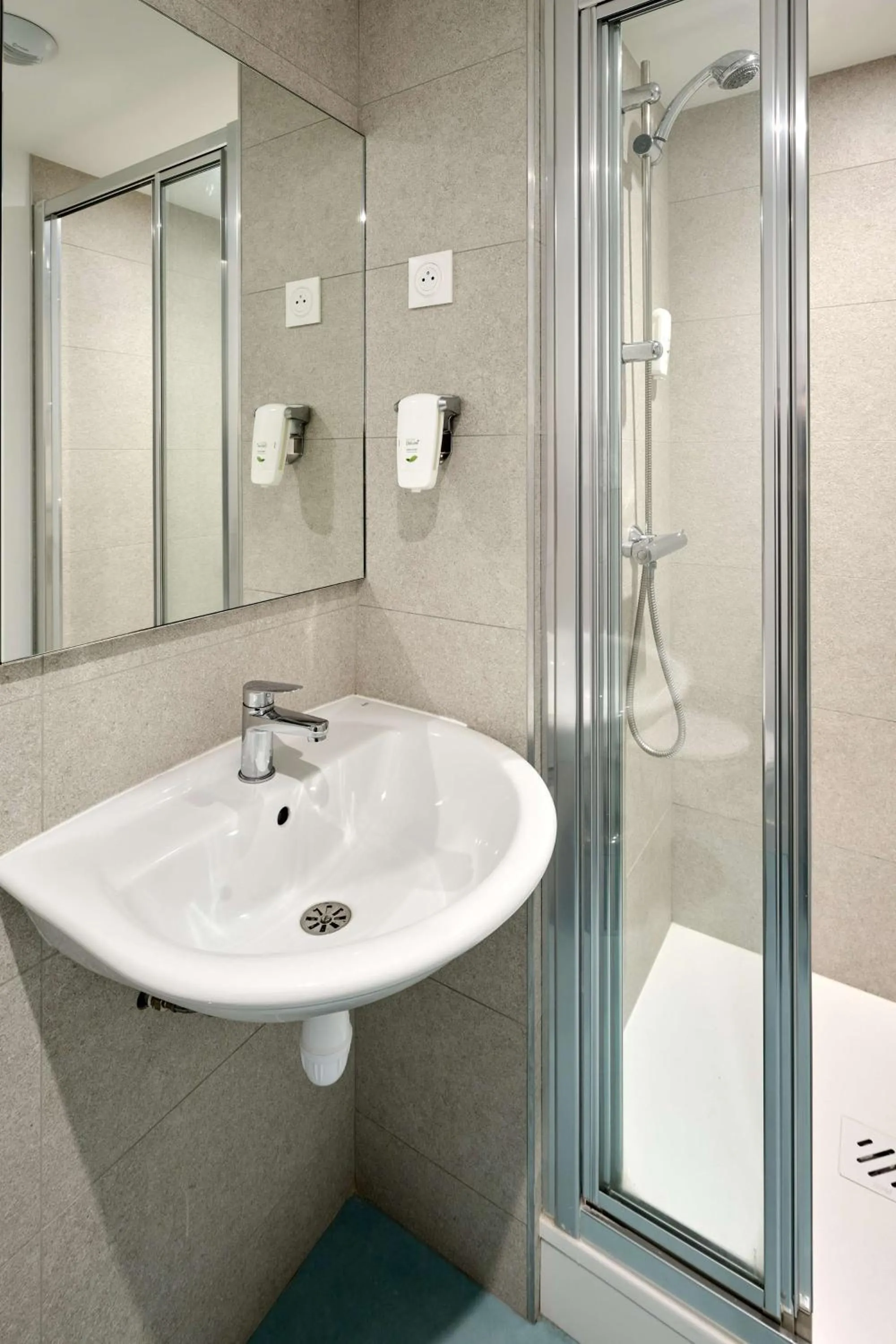 Bathroom in Kyriad Direct Dijon Sud - Chenove