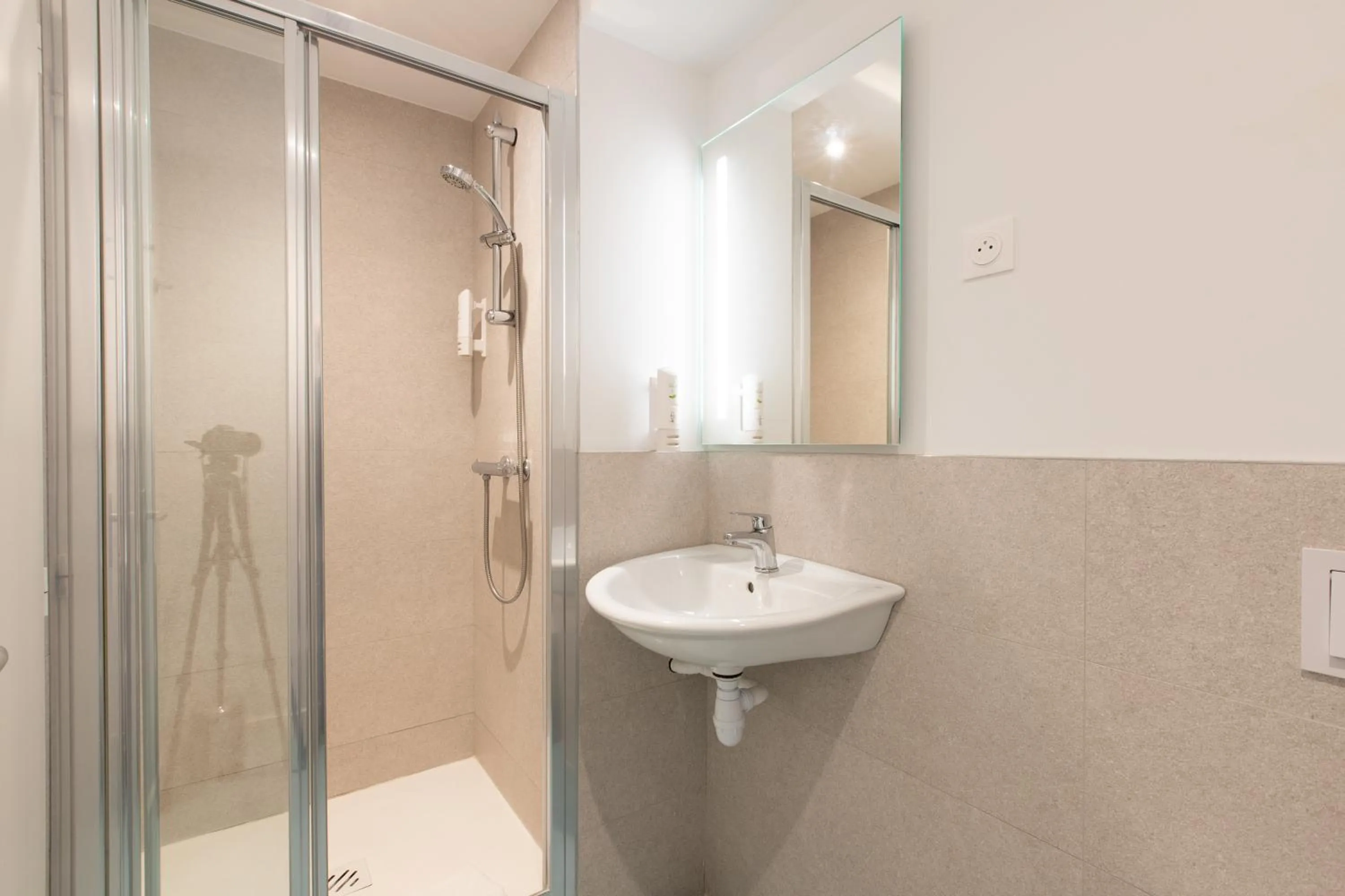 Shower in Kyriad Direct Dijon Sud - Chenove