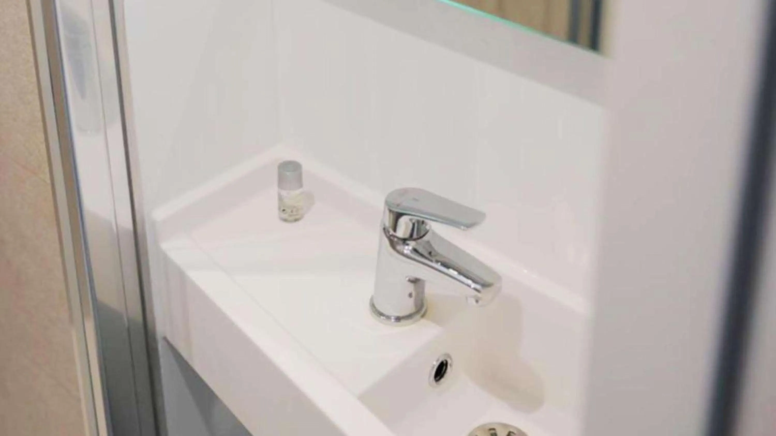 Bathroom in Kyriad Direct Dijon Sud - Chenove