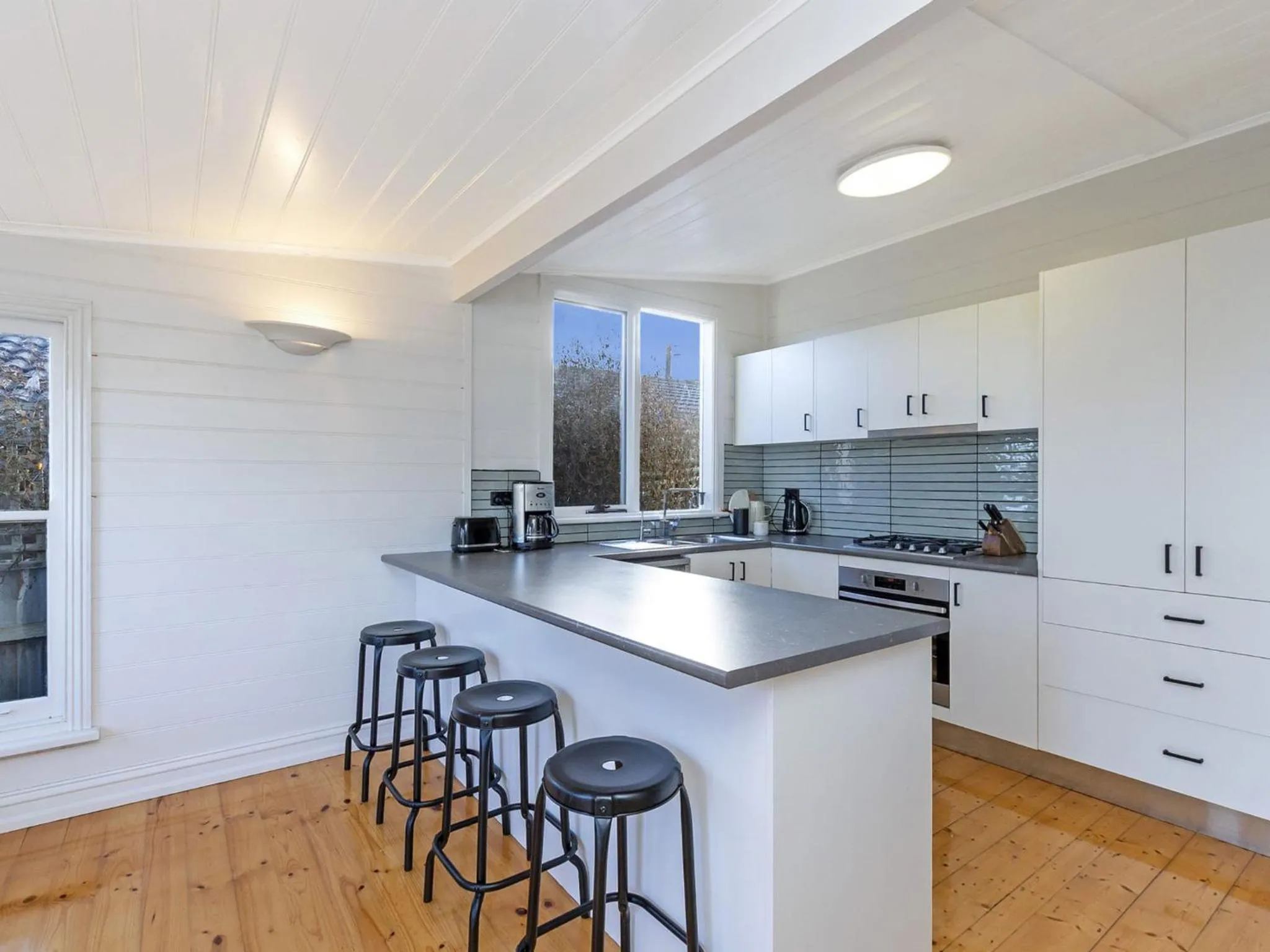 Kitchen or kitchenette in Avery Cottage