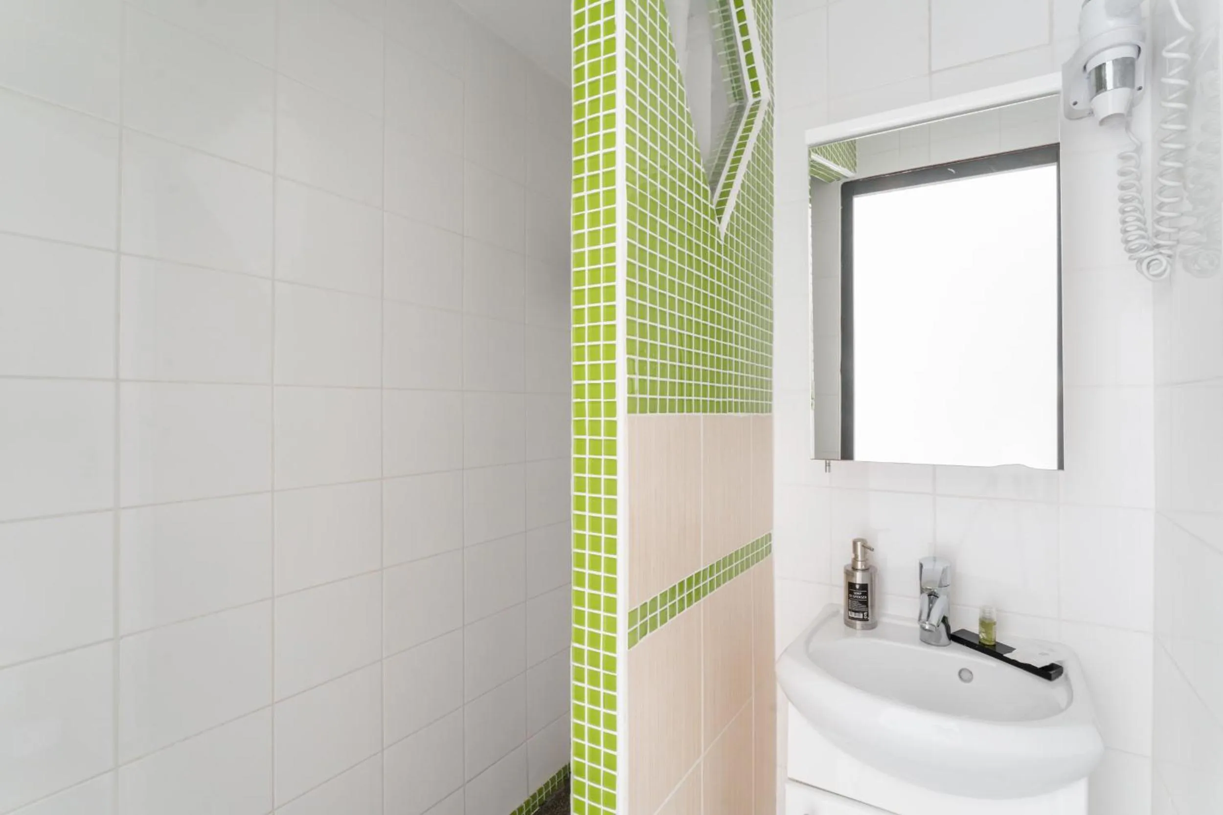 Shower in L'Oasis Montparnasse