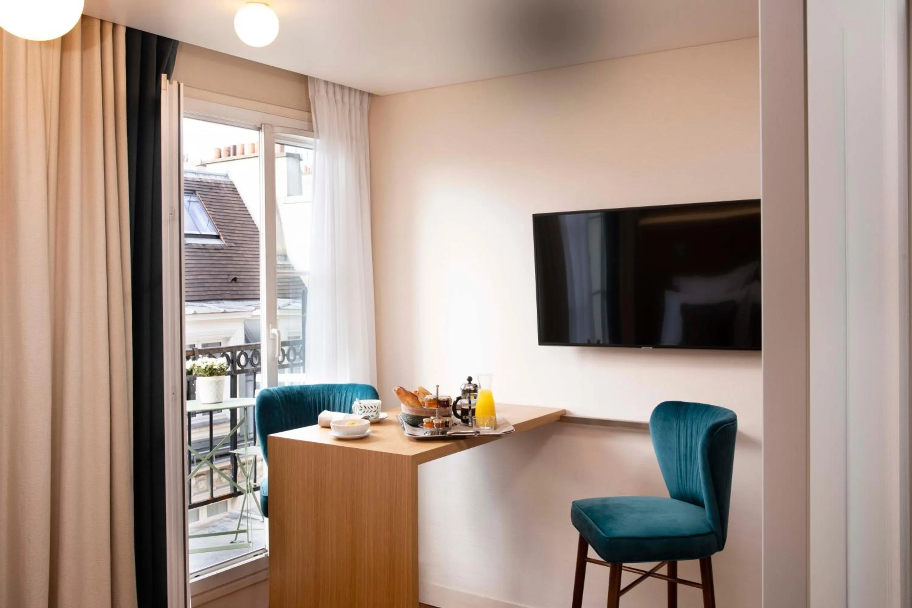 TV and multimedia in Hotel Pas De Calais