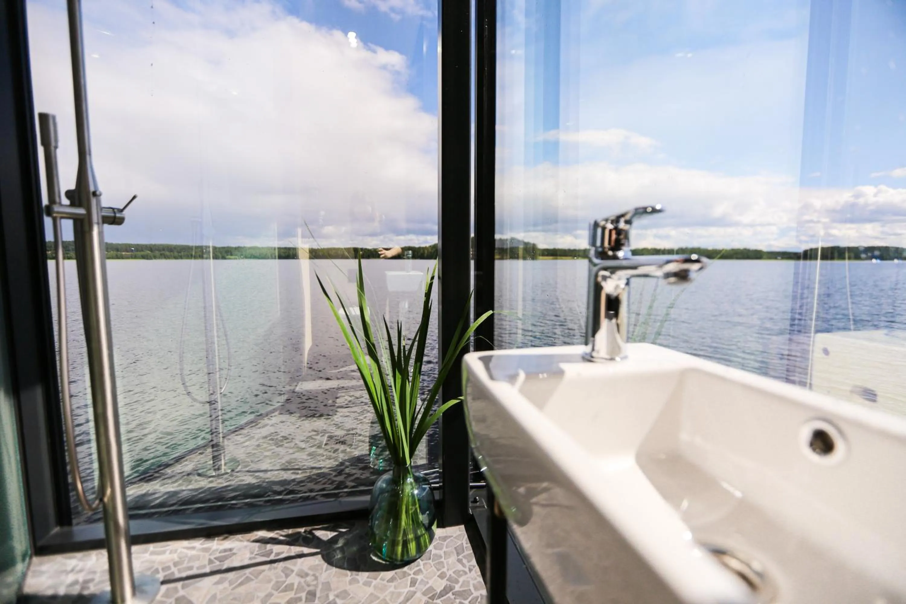 Bathroom in Lake Hotel Lehmonkärki - Haasi Mirror Houses