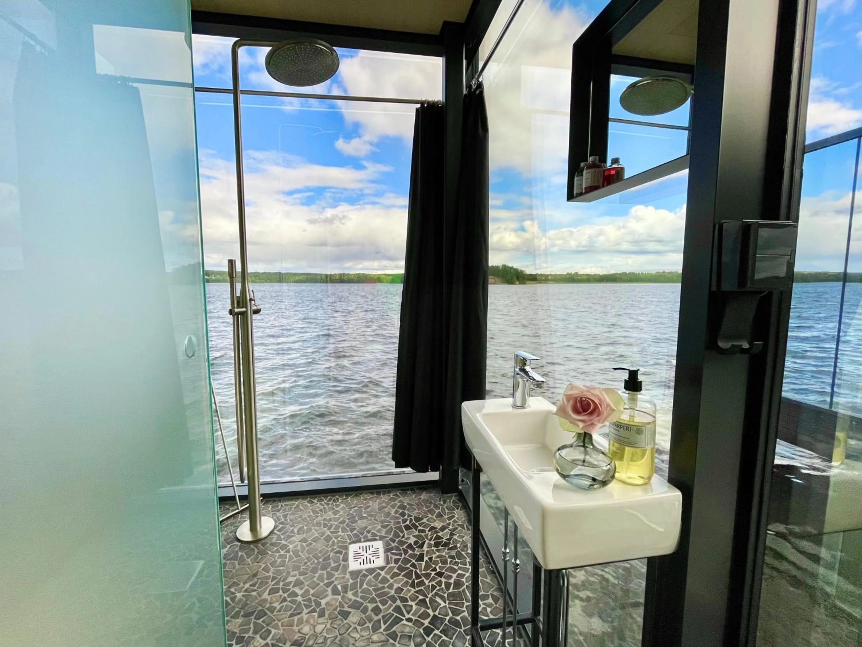 Bathroom in Lake Hotel Lehmonkärki - Haasi Mirror Houses
