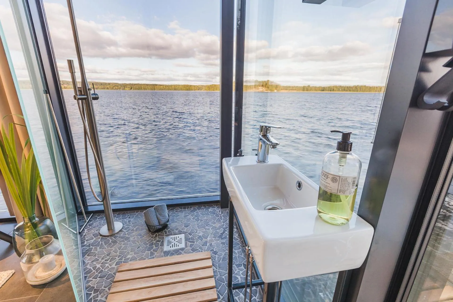 Bathroom in Lake Hotel Lehmonkärki - Haasi Mirror Houses