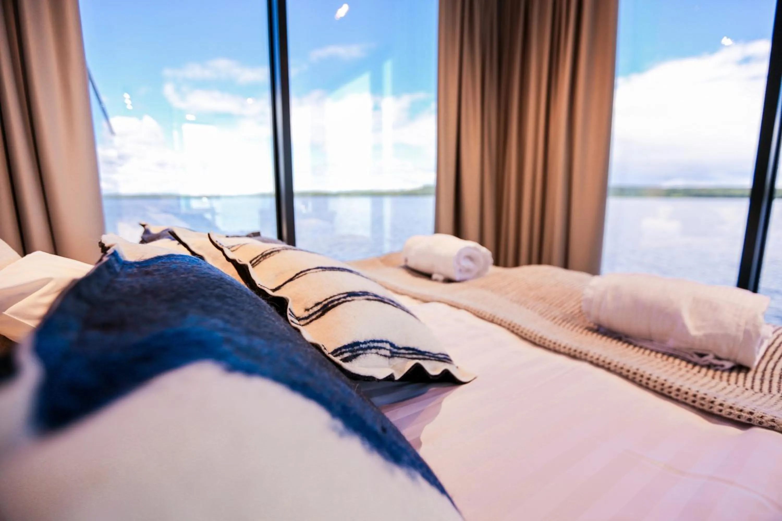 Bed in Lake Hotel Lehmonkärki - Haasi Mirror Houses