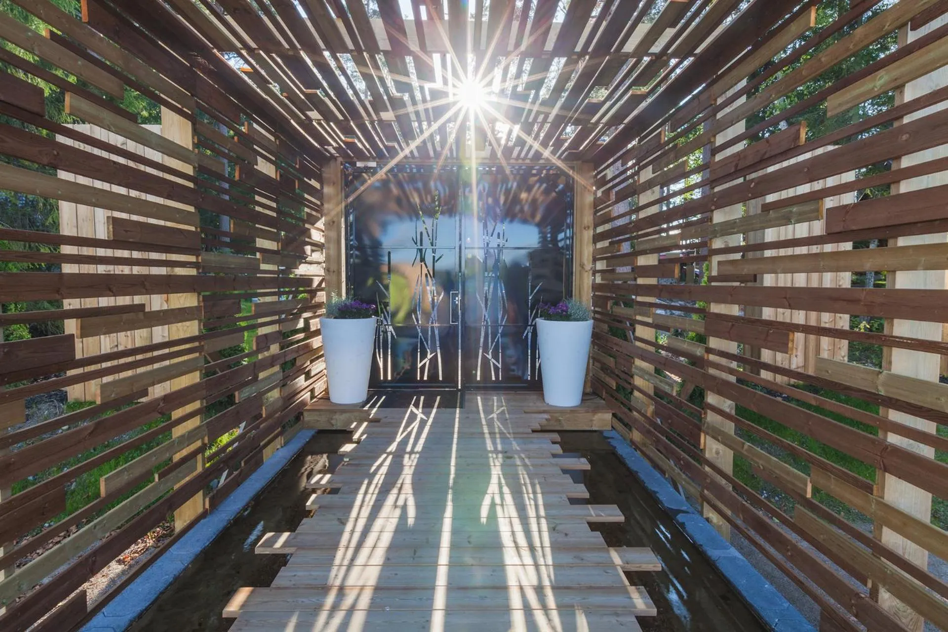 Facade/entrance in Lake Hotel Lehmonkärki - Haasi Mirror Houses