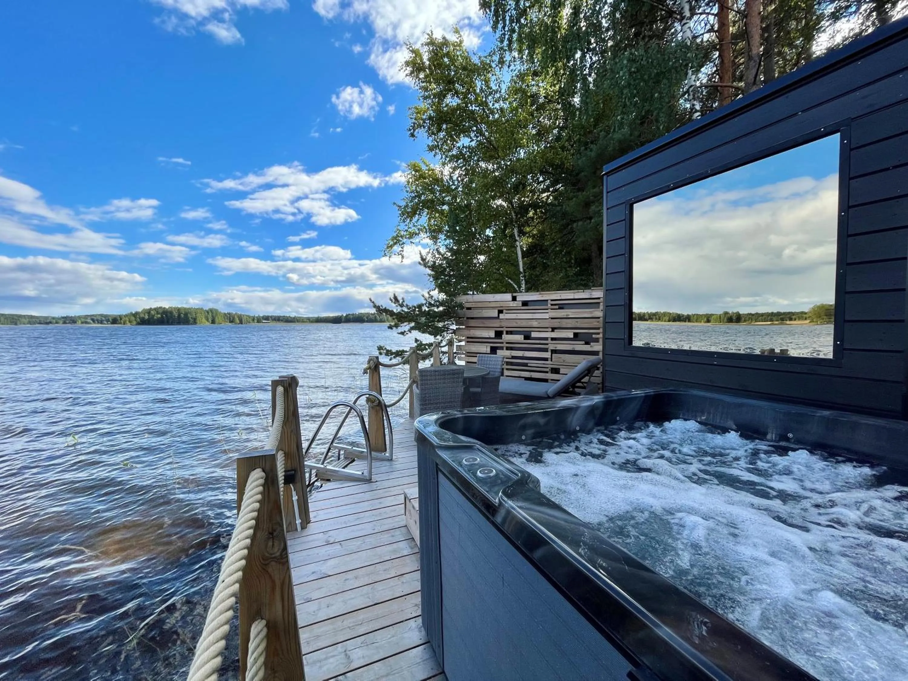 Hot Tub in Lake Hotel Lehmonkärki - Haasi Mirror Houses