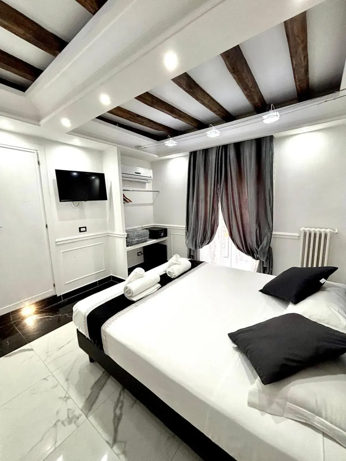 Small Double or Twin Room in Relais Parlamento Small Double or Twin Room in Relais Parlamento