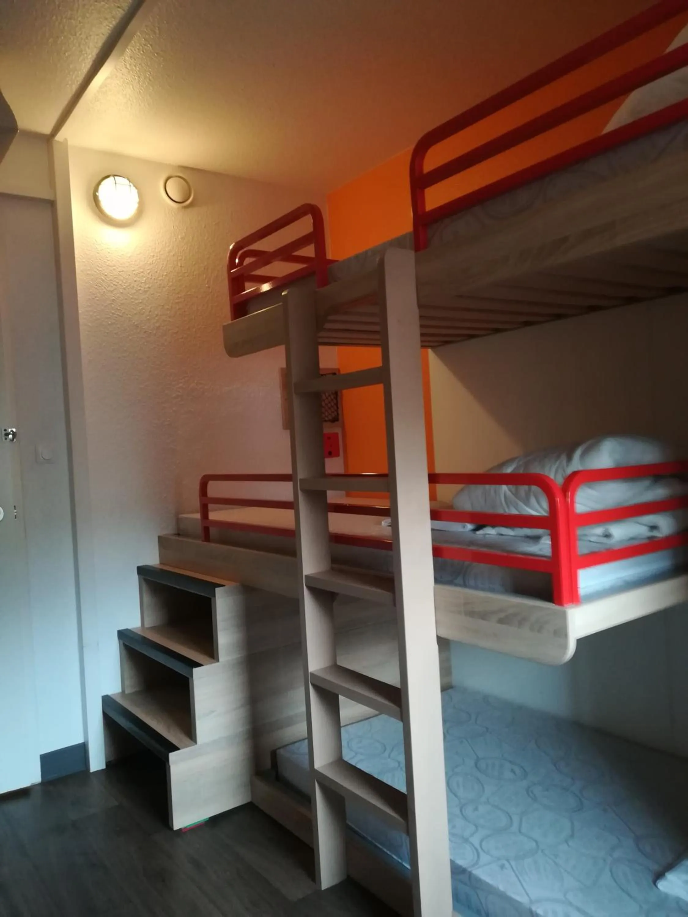 Photo of the whole room, Bed in hotelF1 Avignon Centre Courtine gare TGV