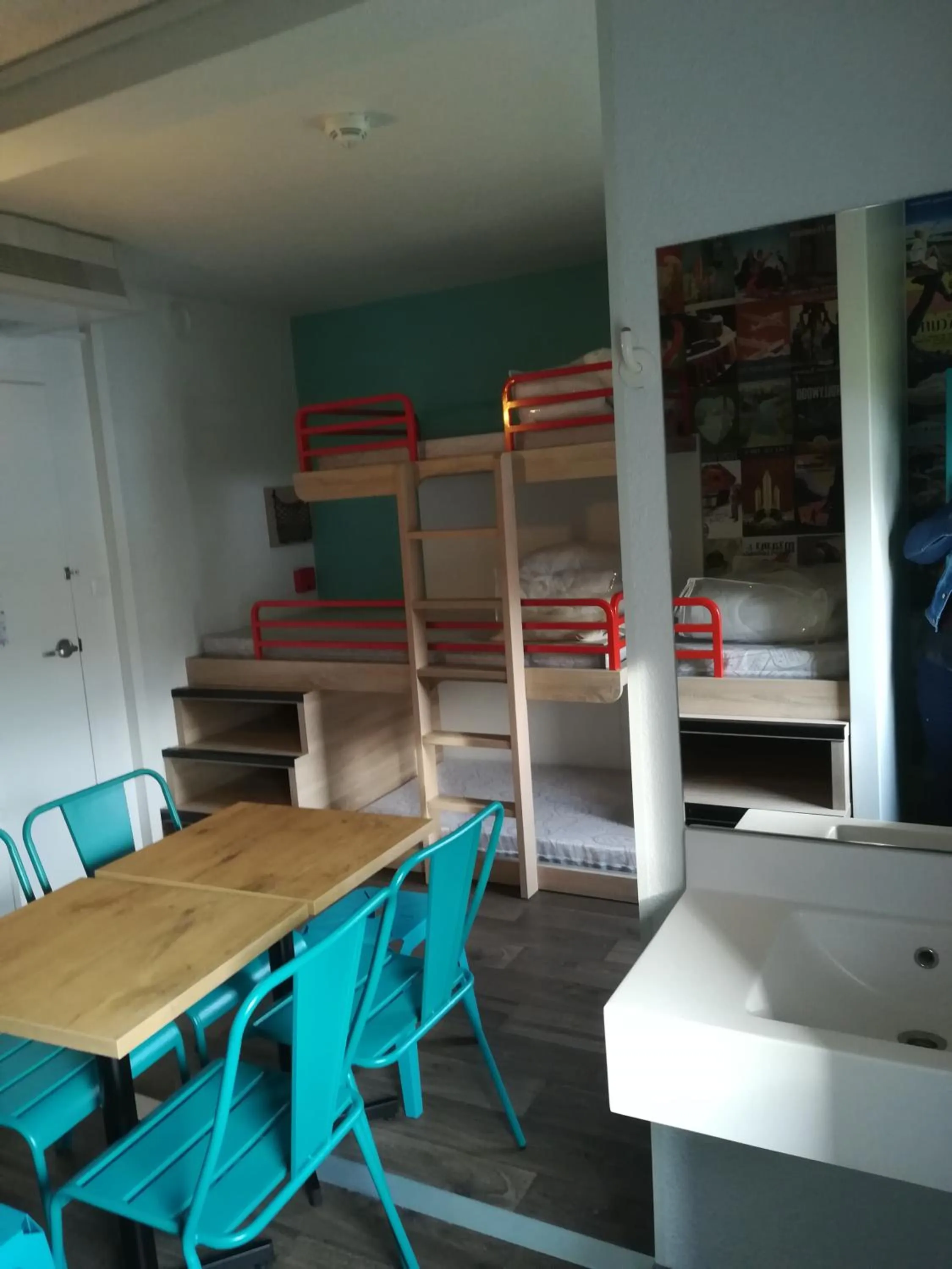 Photo of the whole room, Bed in hotelF1 Avignon Centre Courtine gare TGV