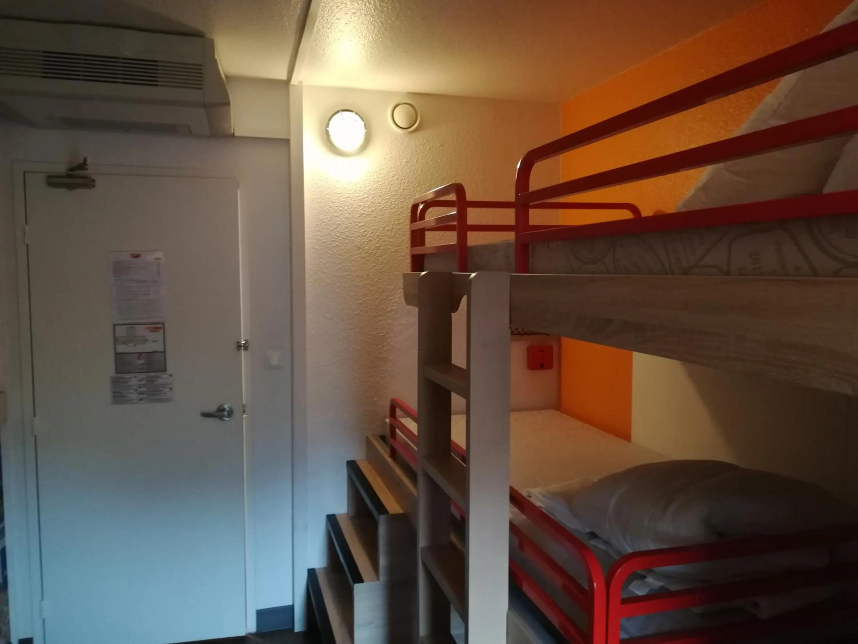 Photo of the whole room, Bed in hotelF1 Avignon Centre Courtine gare TGV