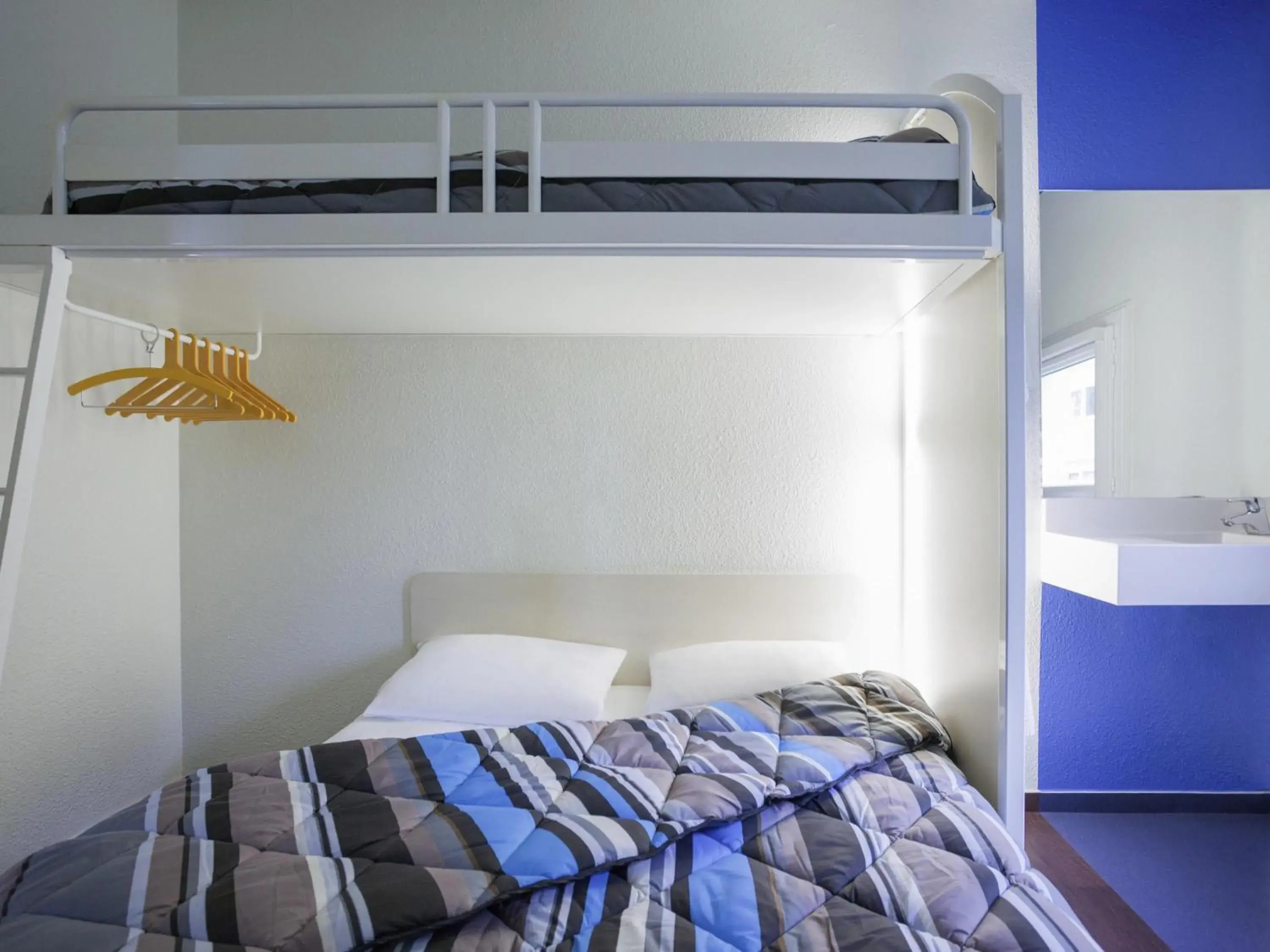 Triple Room with Shared Bathroom in hotelF1 Rennes Sud Est Chantepie Triple Room with Shared Bathroom in hotelF1 Rennes Sud Est Chantepie