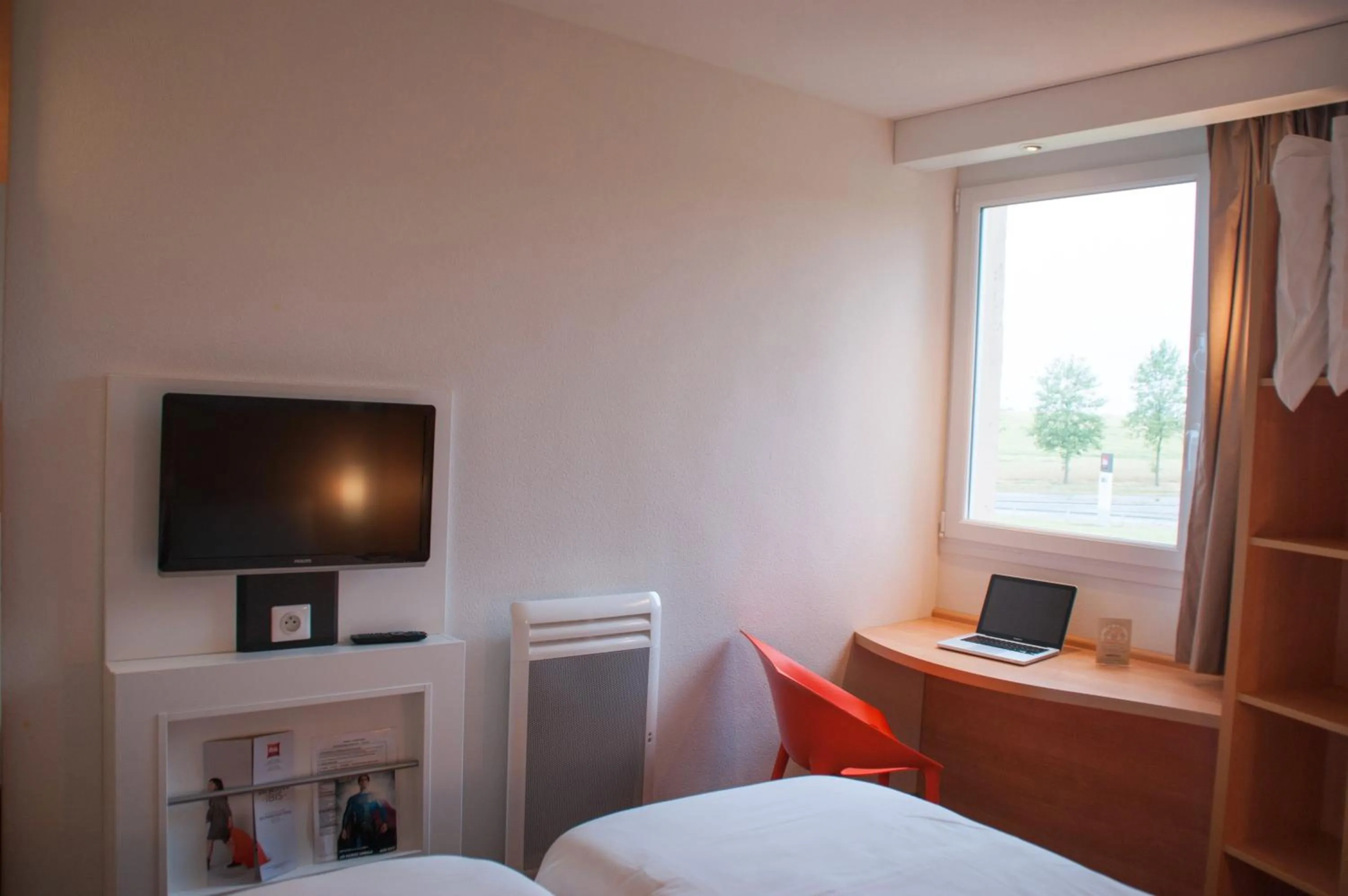 Bedroom, Bed in ibis Rambouillet
