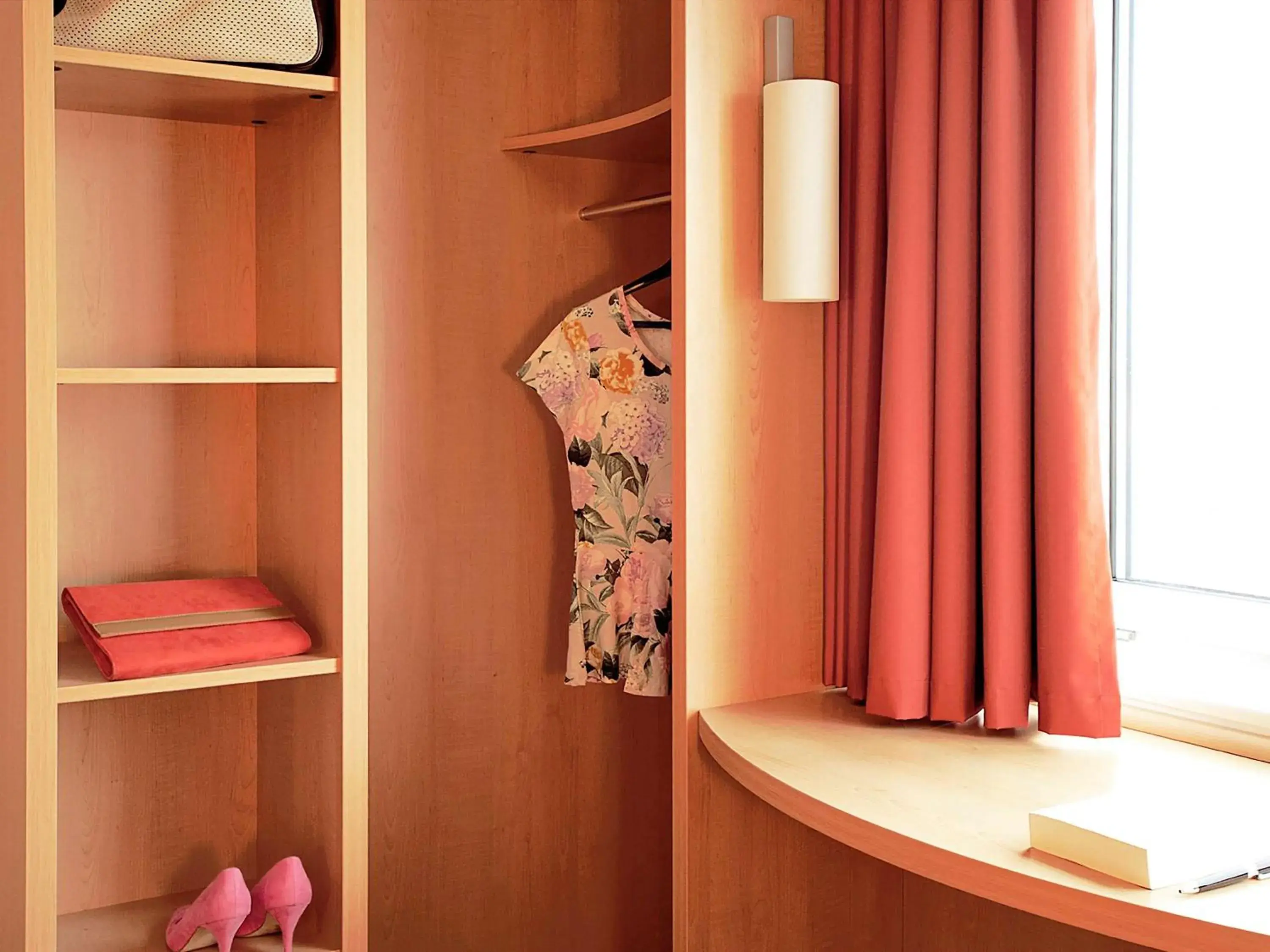 Photo of the whole room in ibis Rambouillet Photo of the whole room in ibis Rambouillet