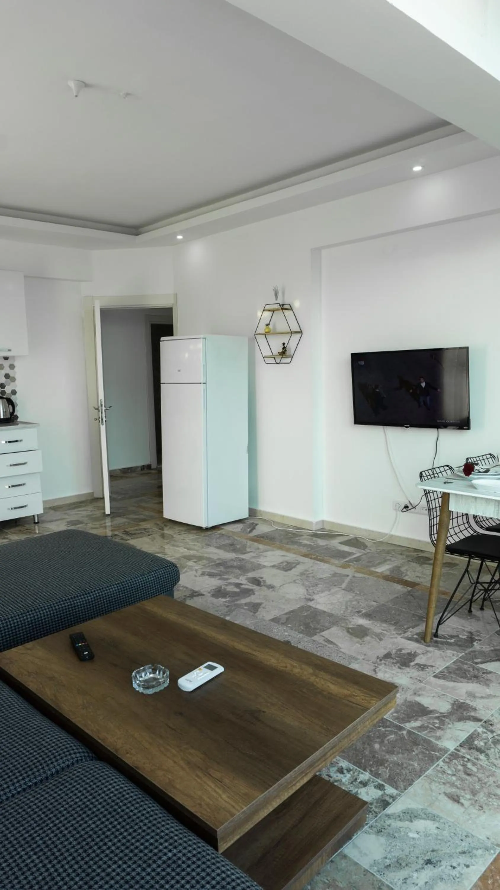 Communal lounge/ TV room in Yelken Apart Hotel