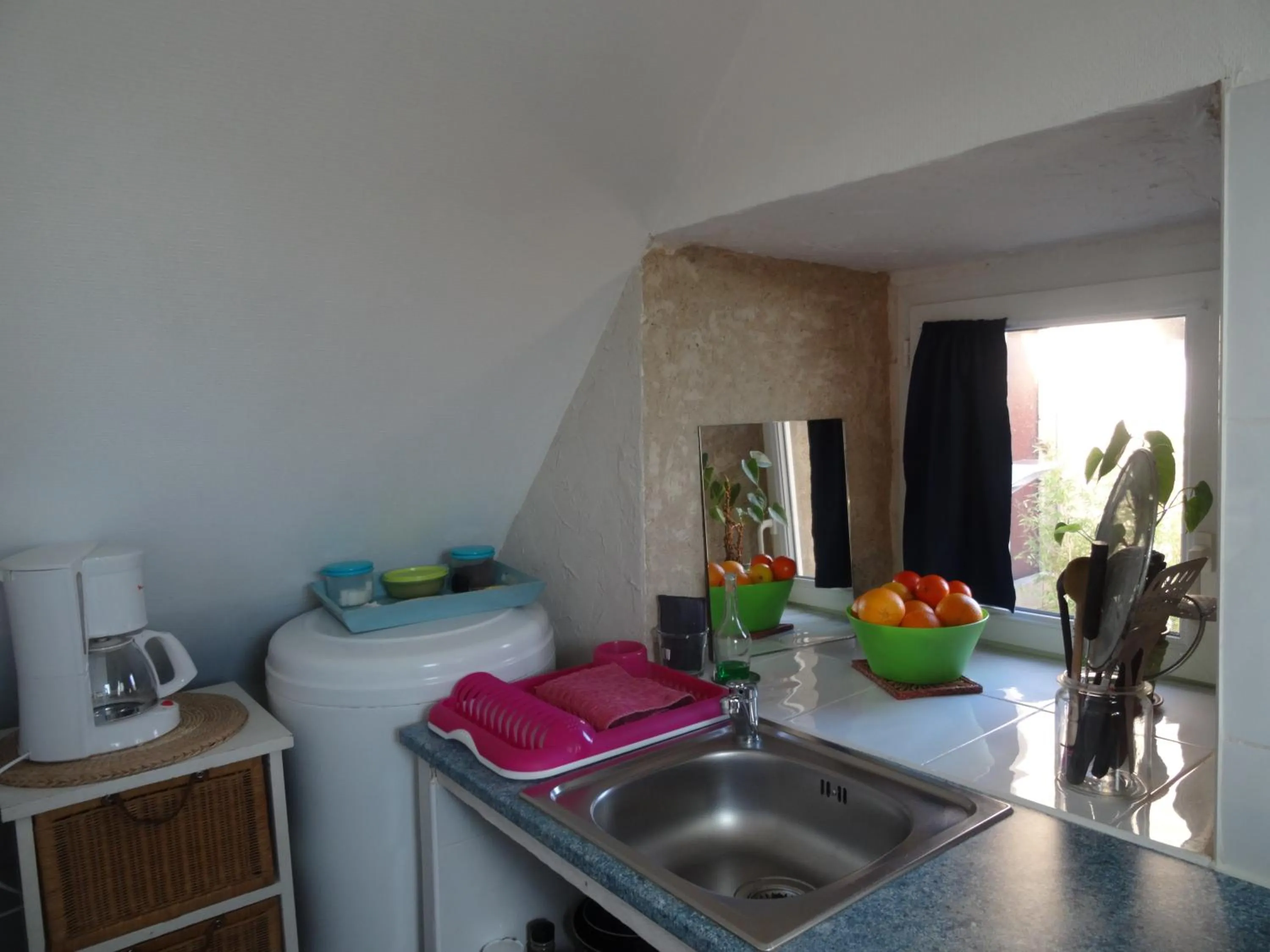 Kitchen or kitchenette in Studio "LA MEDINA", PISCINE dès le 12 juillet, JARDIN BOTANIQUE, COMMERCES &MER