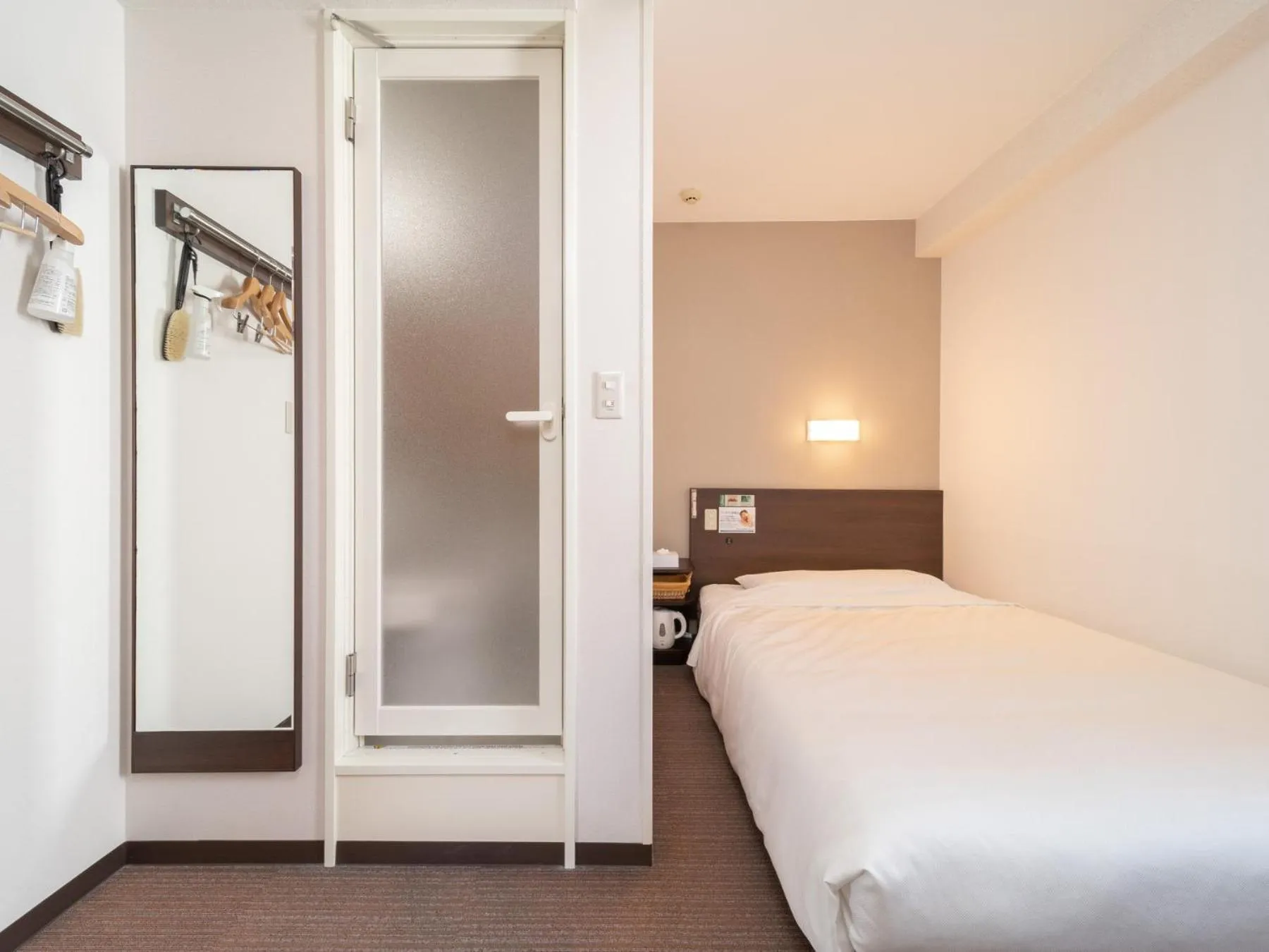 Bed in Super Hotel JR Fujiekimae Kinenkan