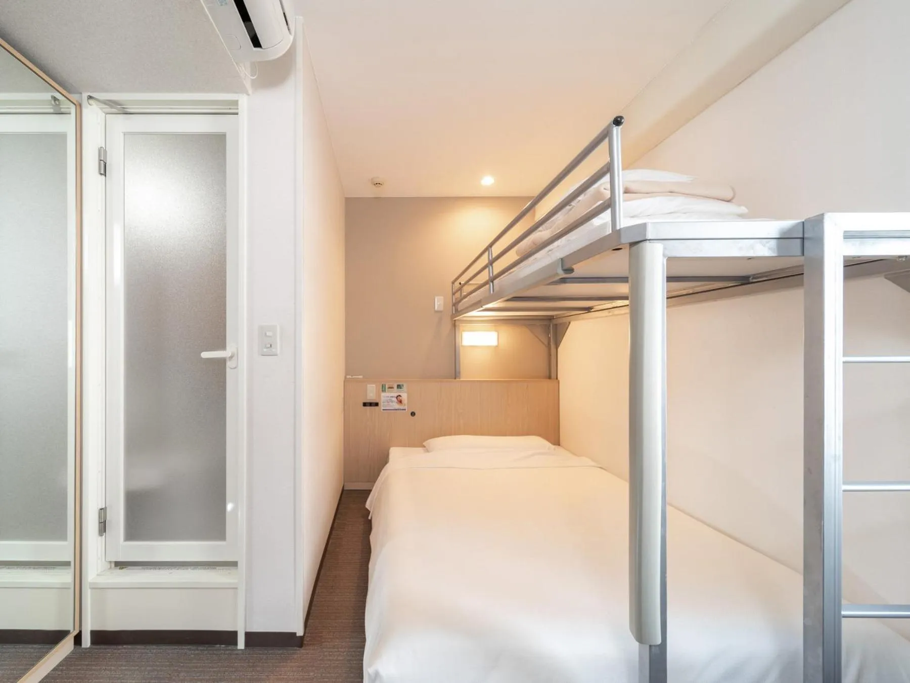 Bed in Super Hotel JR Fujiekimae Kinenkan