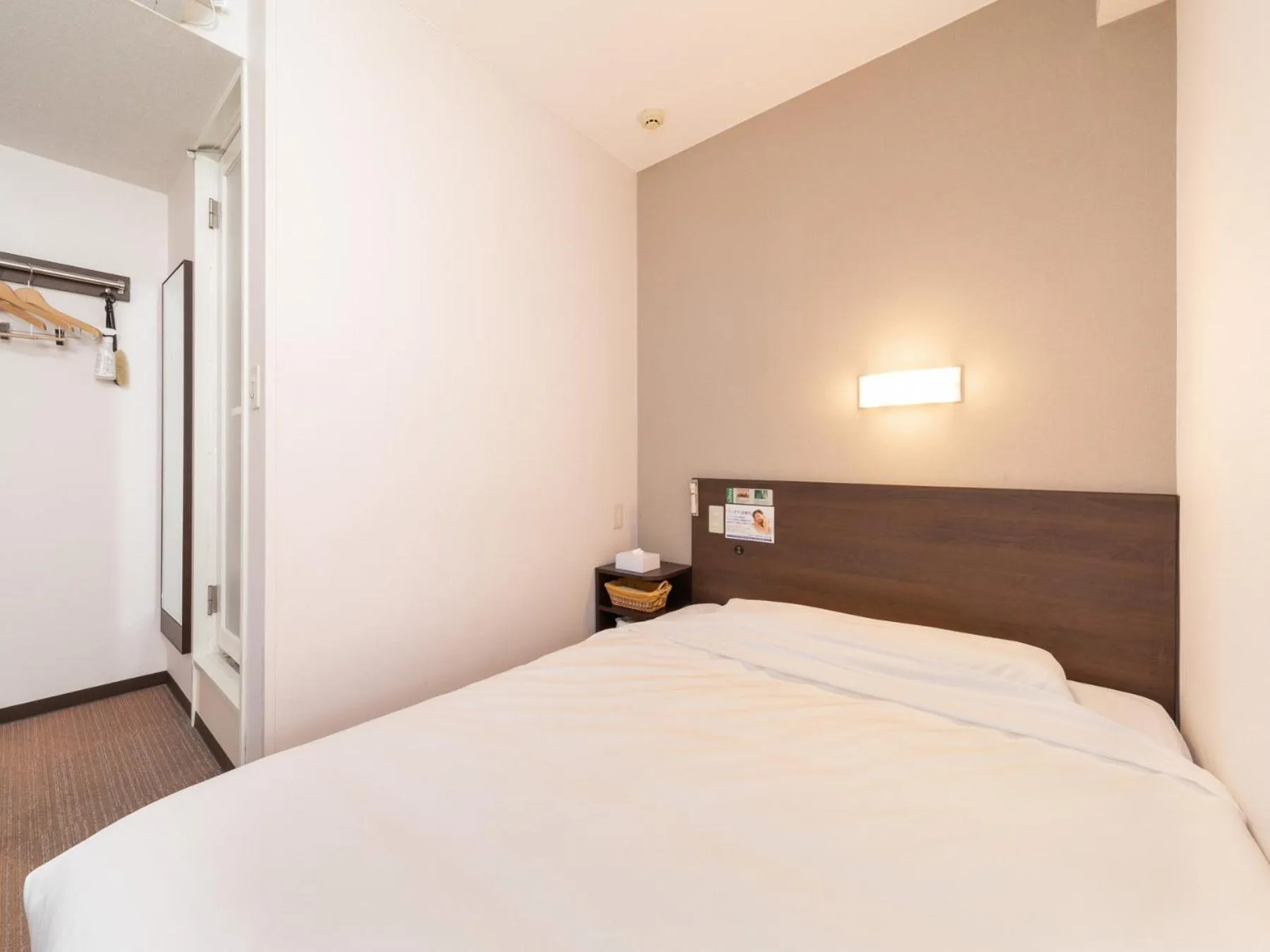 Bed in Super Hotel JR Fujiekimae Kinenkan