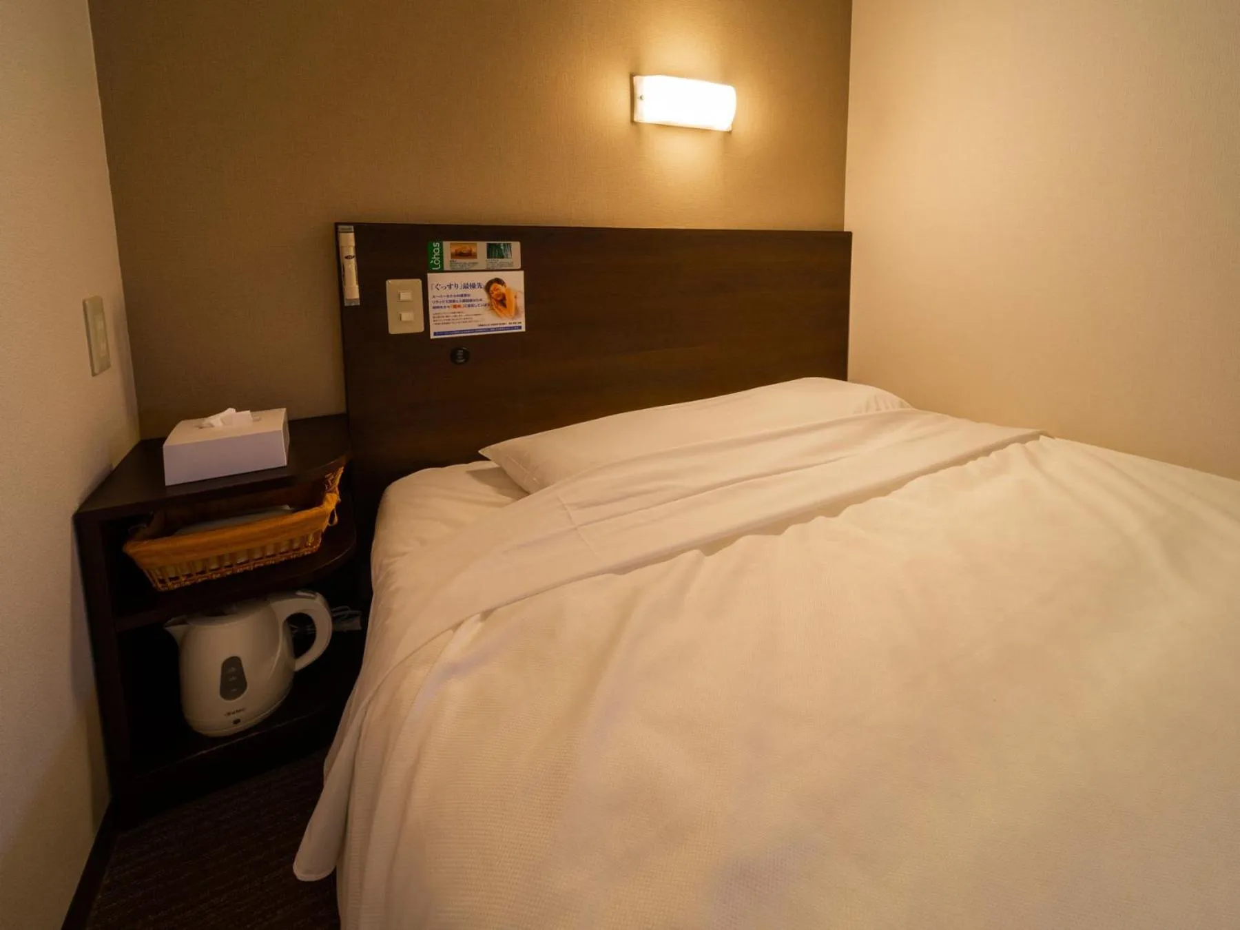 Bed in Super Hotel JR Fujiekimae Kinenkan