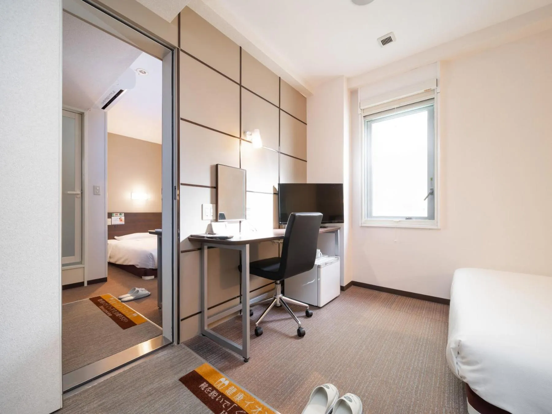 Bed in Super Hotel JR Fujiekimae Kinenkan