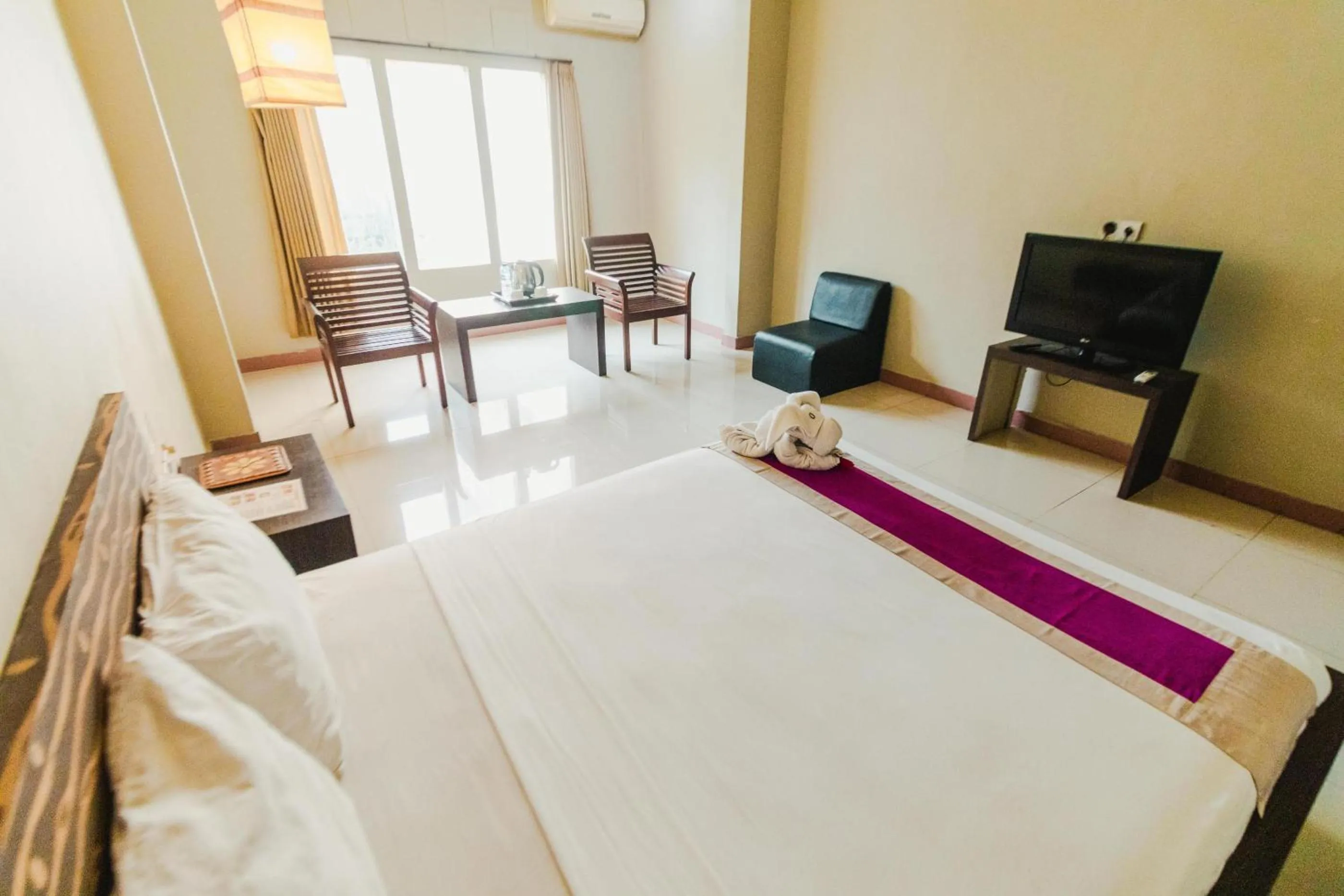 Communal lounge/ TV room, Bed in Bidari Hotel Lombok