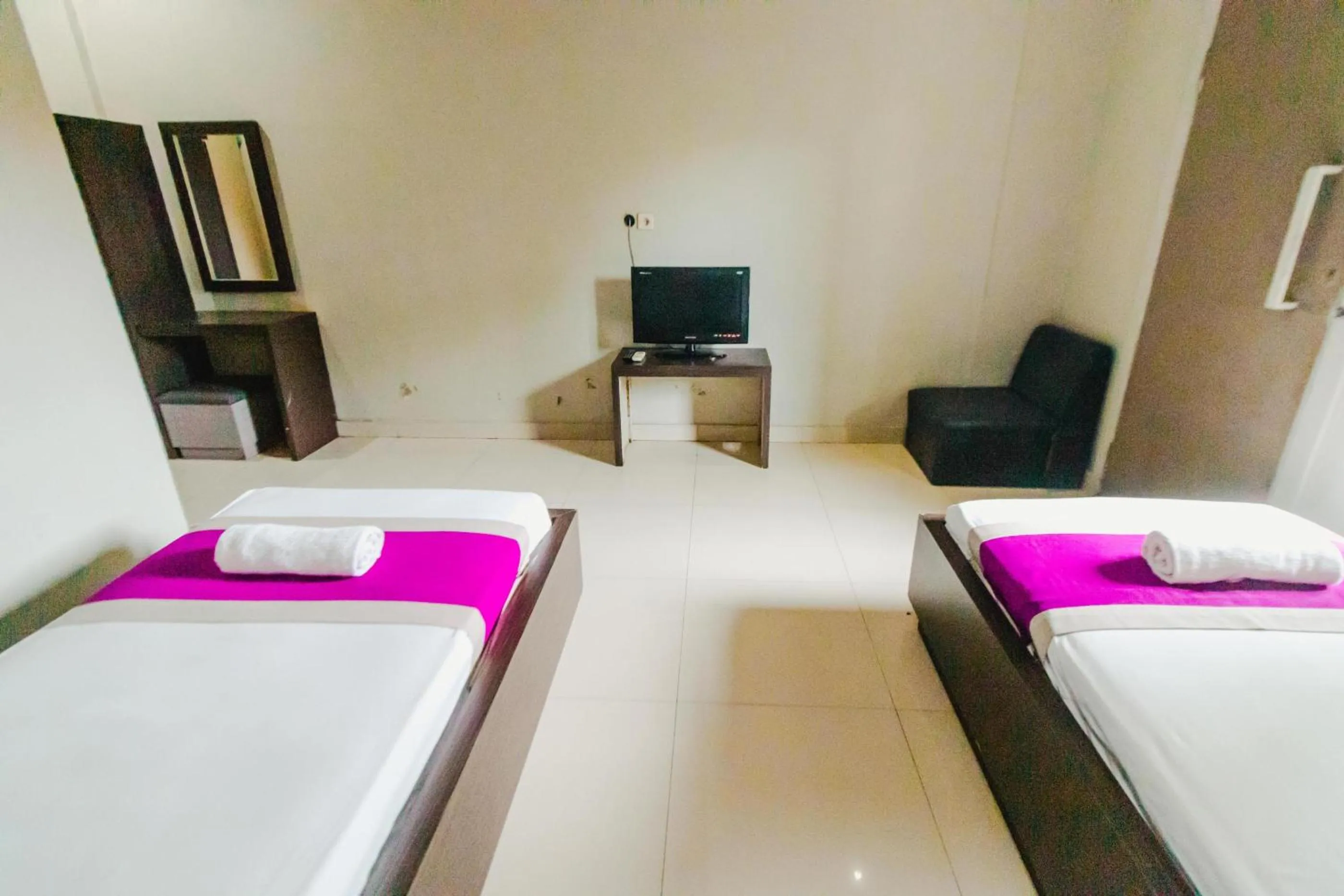 Communal lounge/ TV room, Bed in Bidari Hotel Lombok