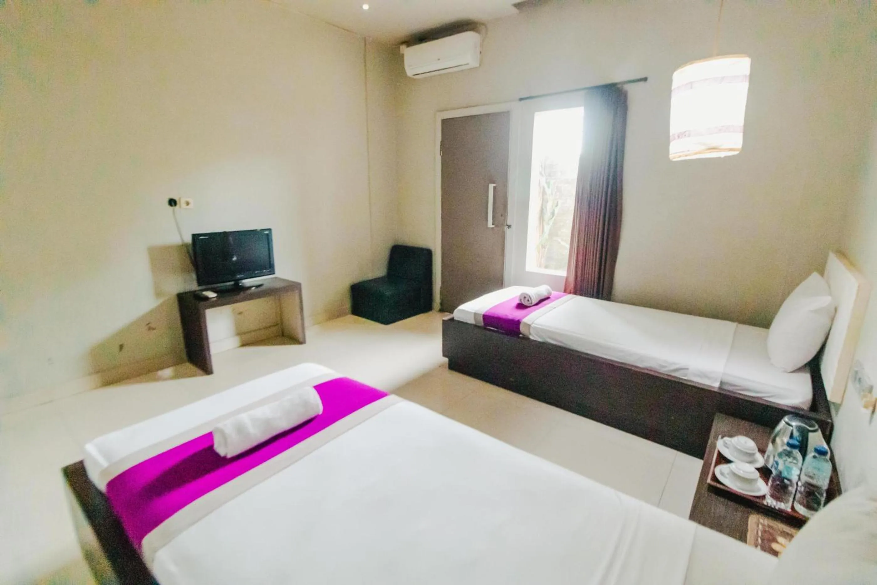 Communal lounge/ TV room, Bed in Bidari Hotel Lombok