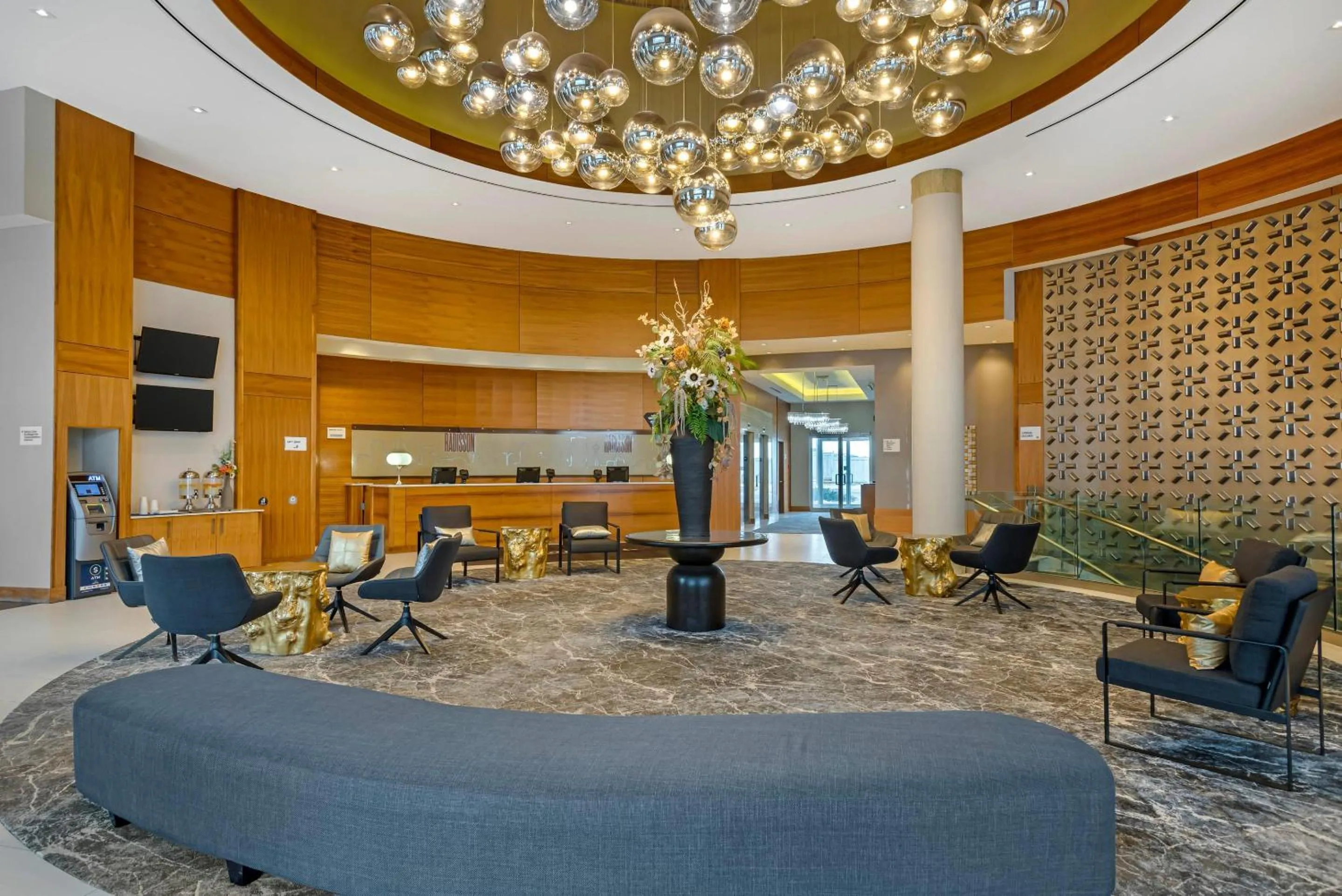 Lobby or reception in Radisson Hotel & Conference Centre Calgary Airport