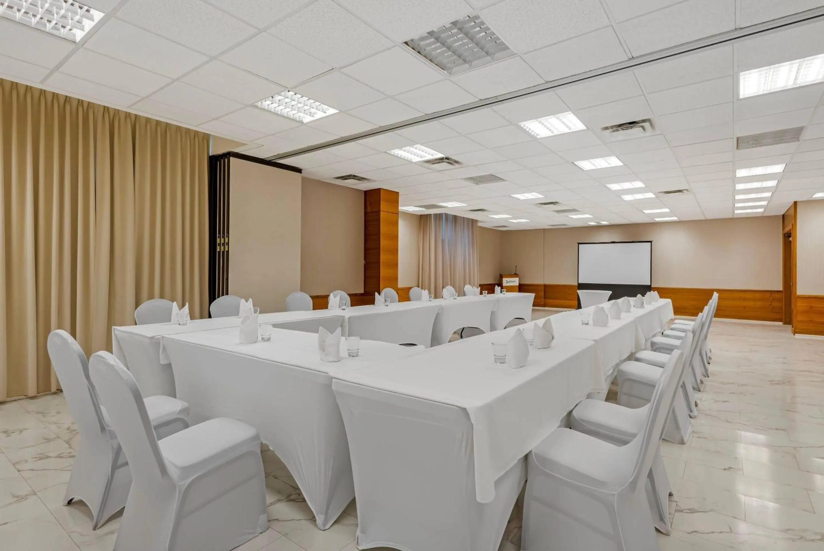 Meeting/conference room in Radisson Hotel & Conference Centre Calgary Airport