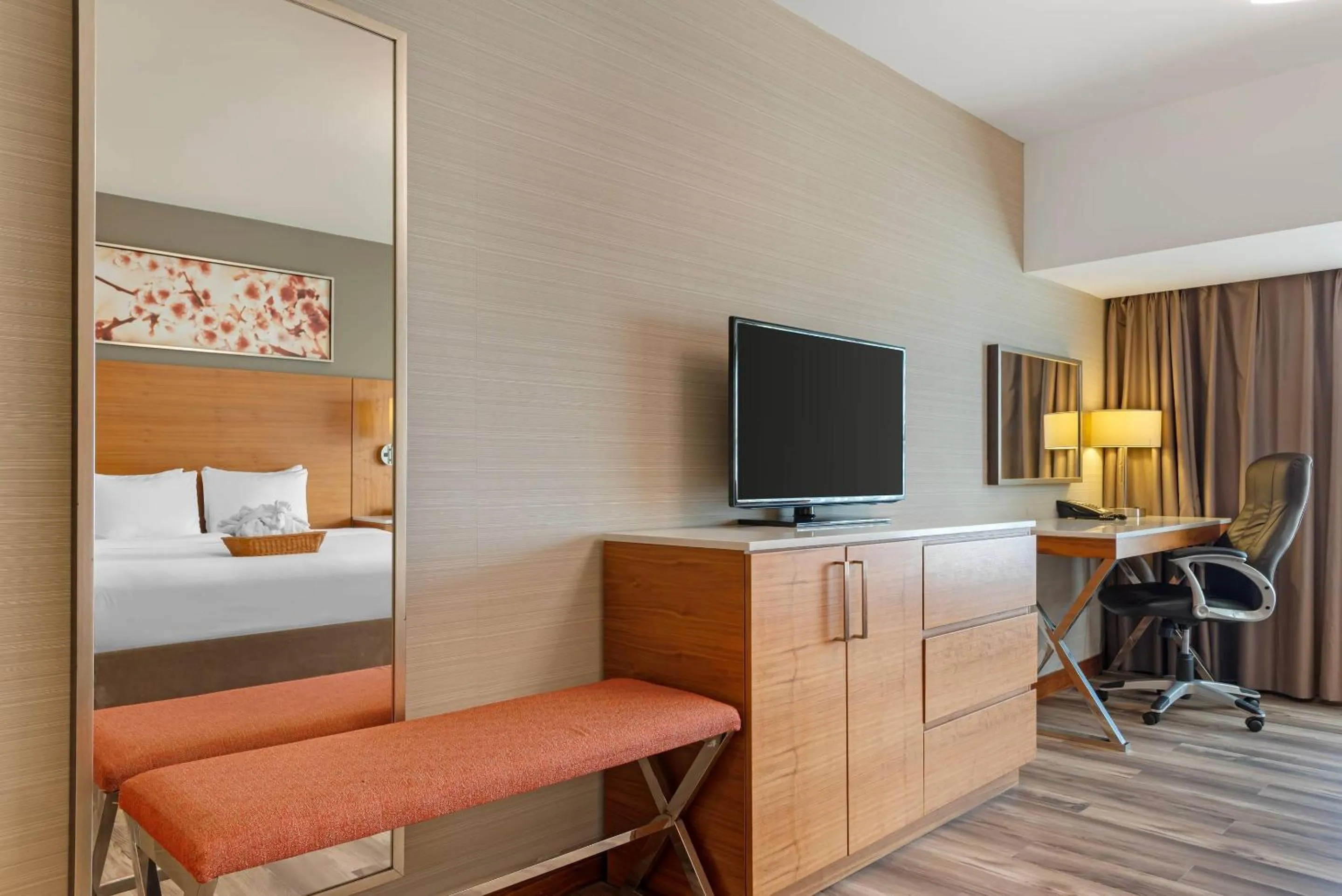 Bedroom, Bed in Radisson Hotel & Conference Centre Calgary Airport