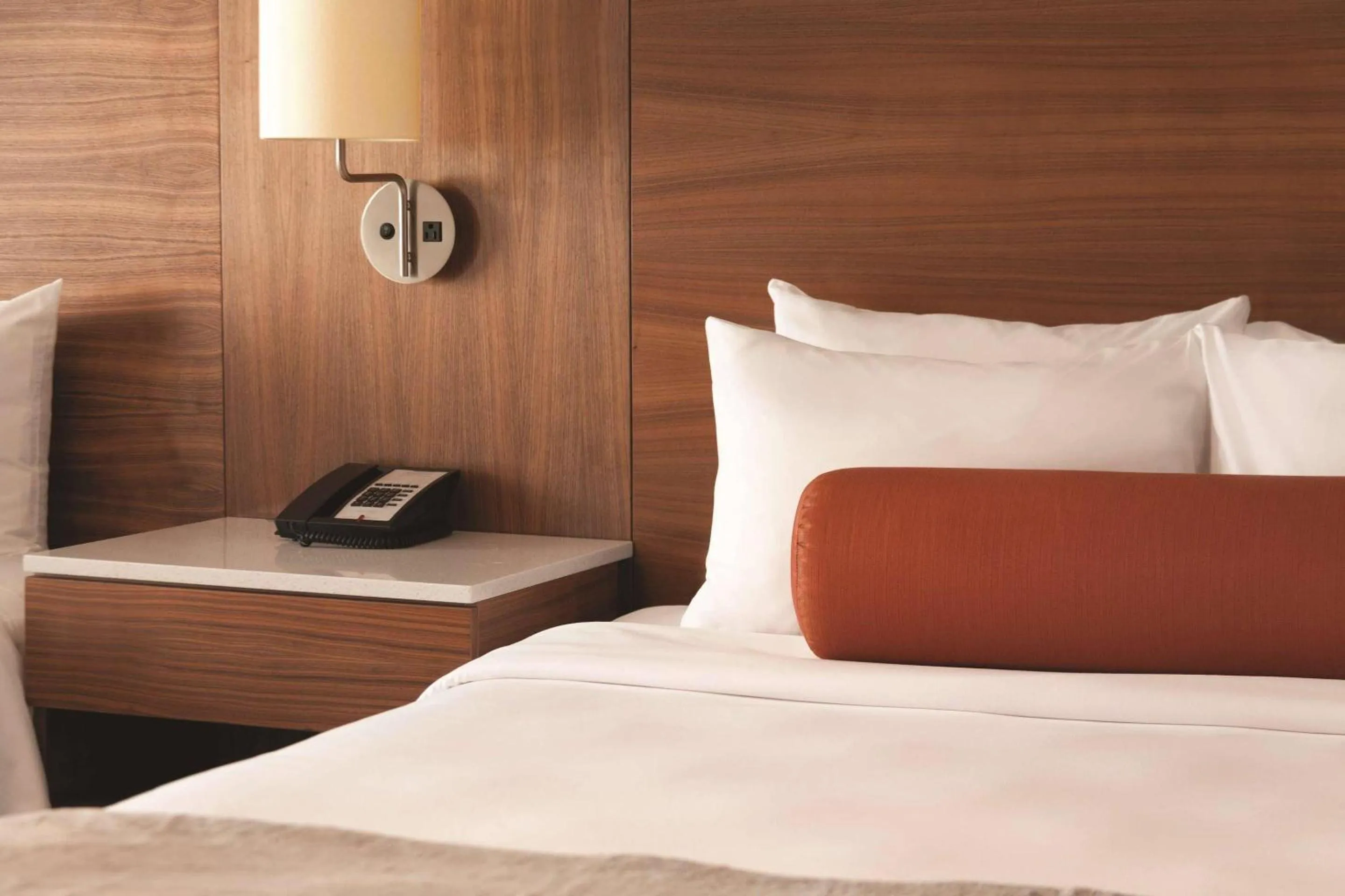 Bedroom, Bed in Radisson Hotel & Conference Centre Calgary Airport