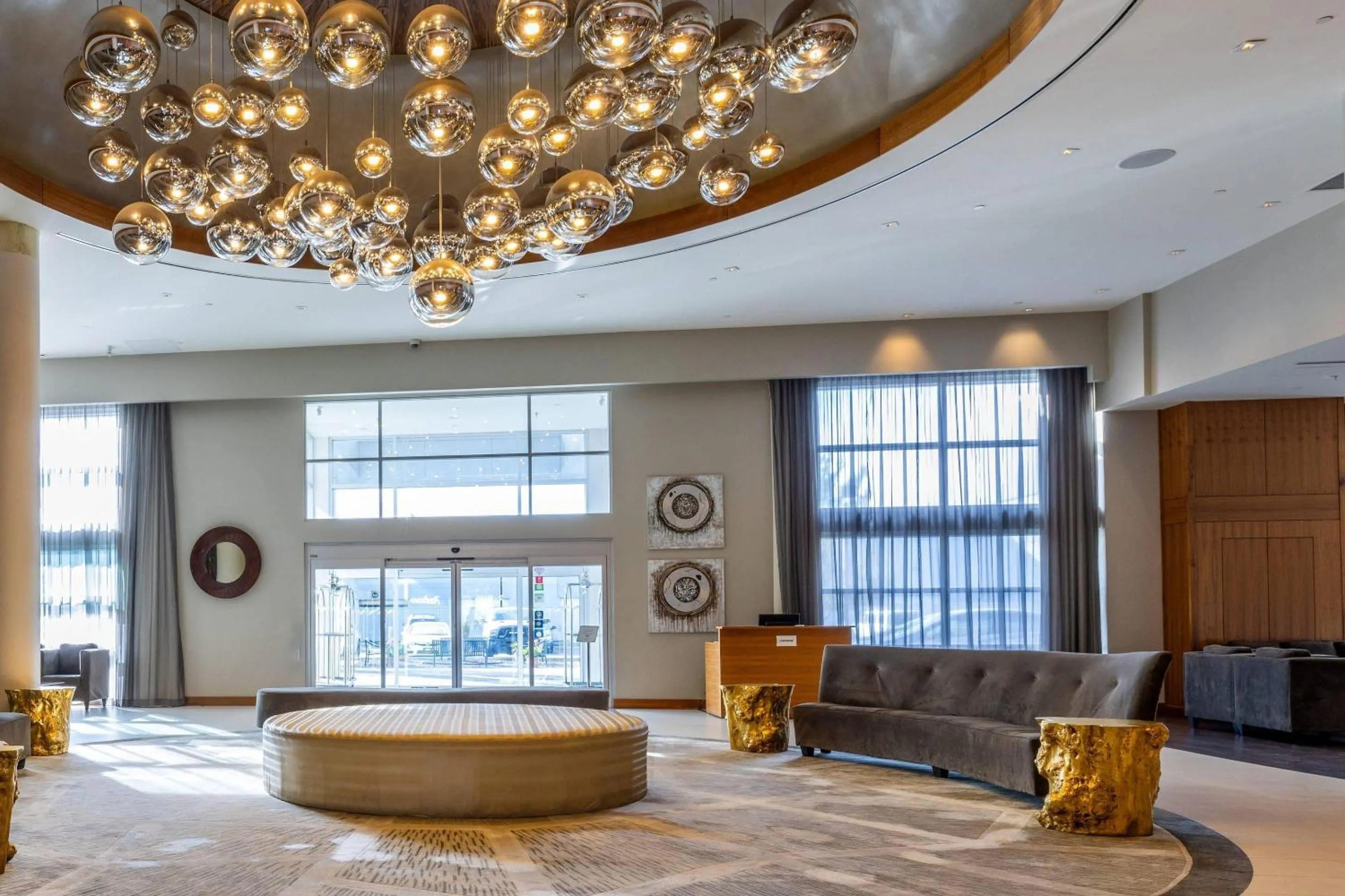 Lobby or reception in Radisson Hotel & Conference Centre Calgary Airport