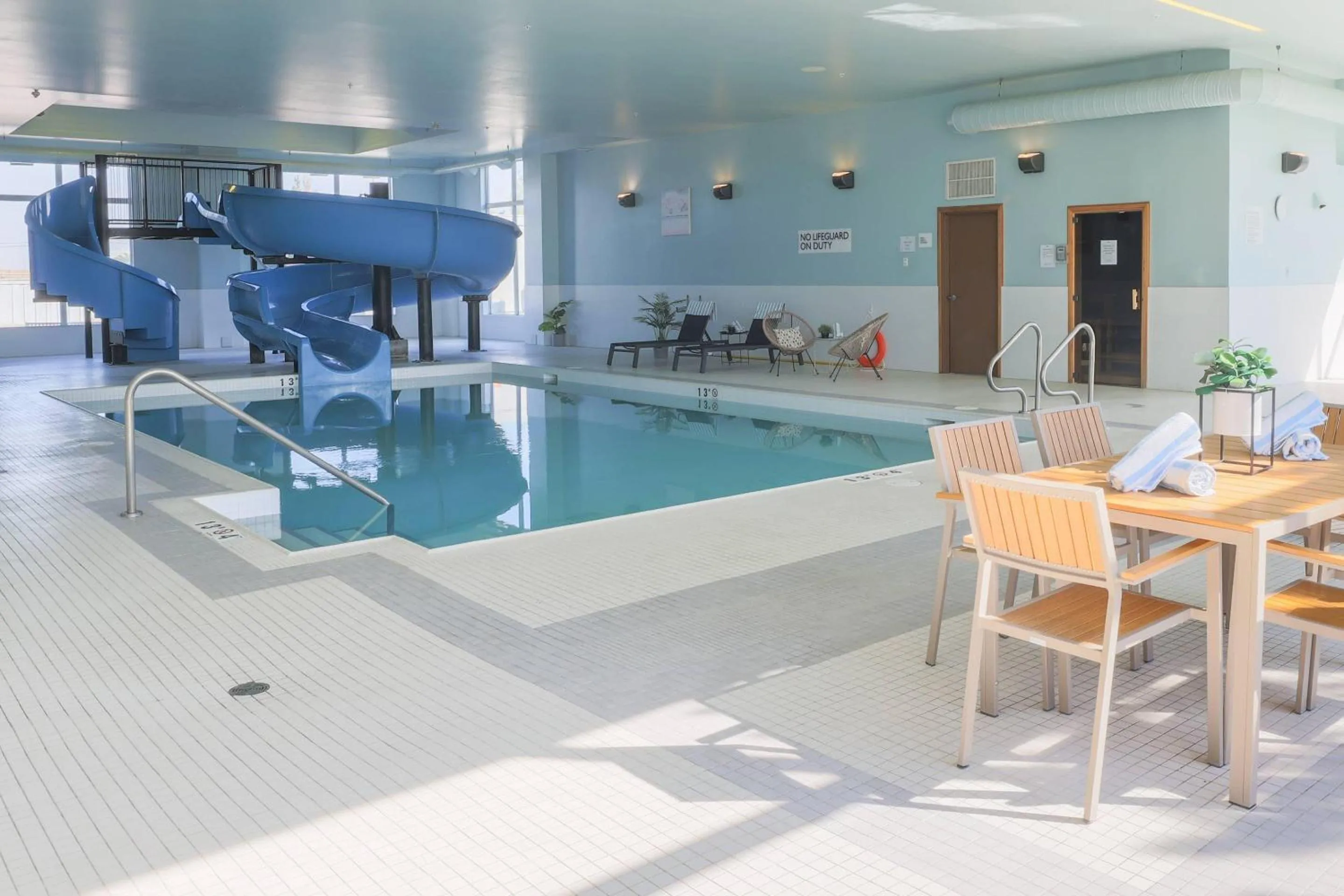 Swimming pool in Radisson Hotel & Conference Centre Calgary Airport