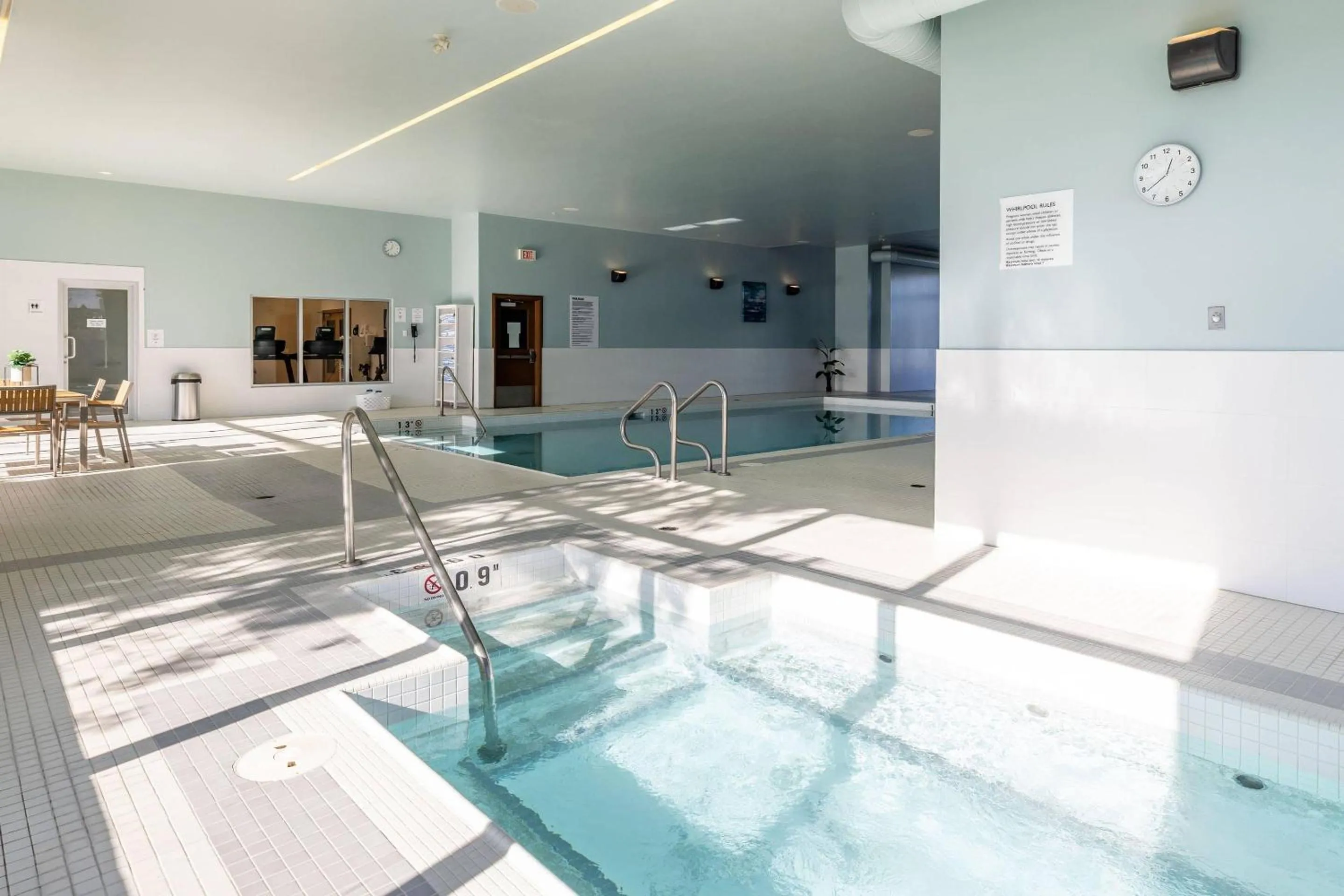 Swimming pool in Radisson Hotel & Conference Centre Calgary Airport