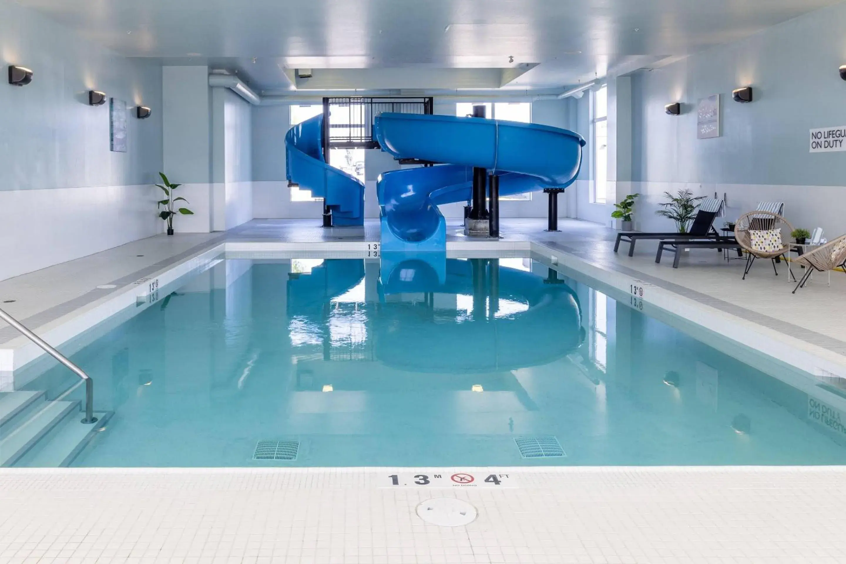 Swimming pool in Radisson Hotel & Conference Centre Calgary Airport Swimming pool in Radisson Hotel & Conference Centre Calgary Airport