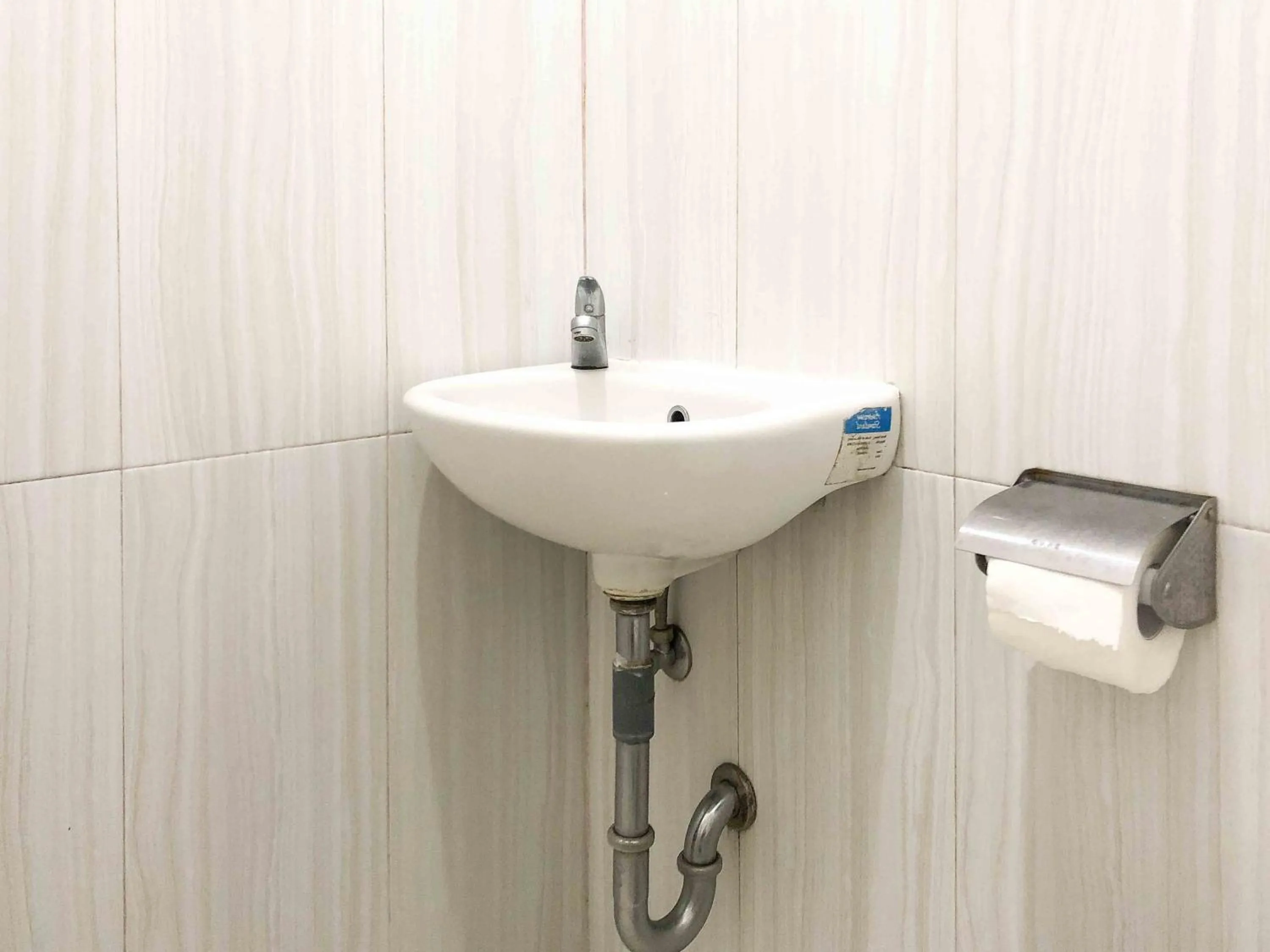 Toilet in Sofia Residence Syariah Mitra RedDoorz